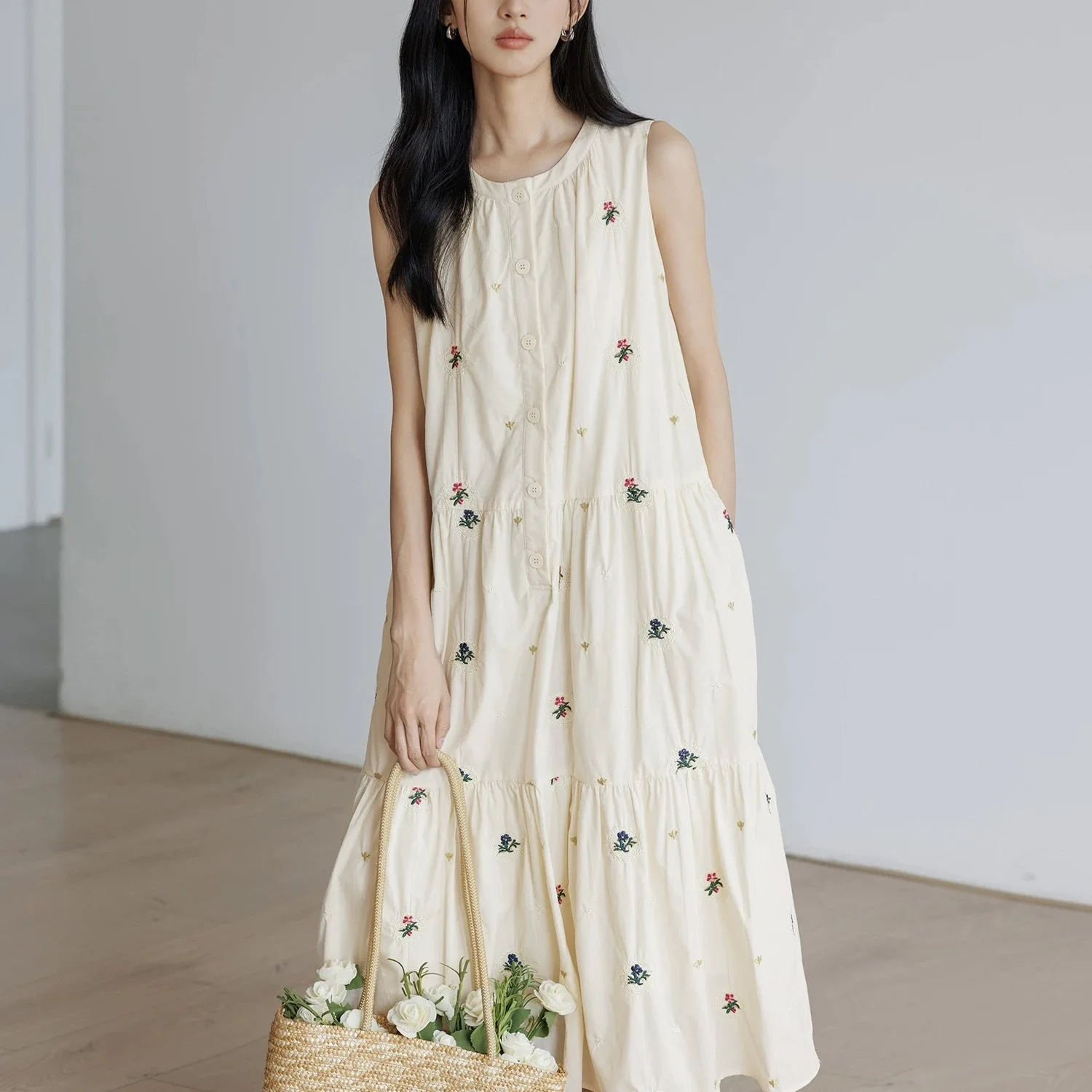 

Summer 2025 New Embroidered Round Neck Sleeveless A-line Skirt Loose Princess Style Fake Long Skirt