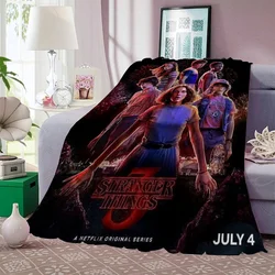 Cienki watowany koc na sofy Stranger Things Pościel z mikrofibry Koc na drzemkę Sofa Zimowe wnętrze do domu Puszysty koc w kratę