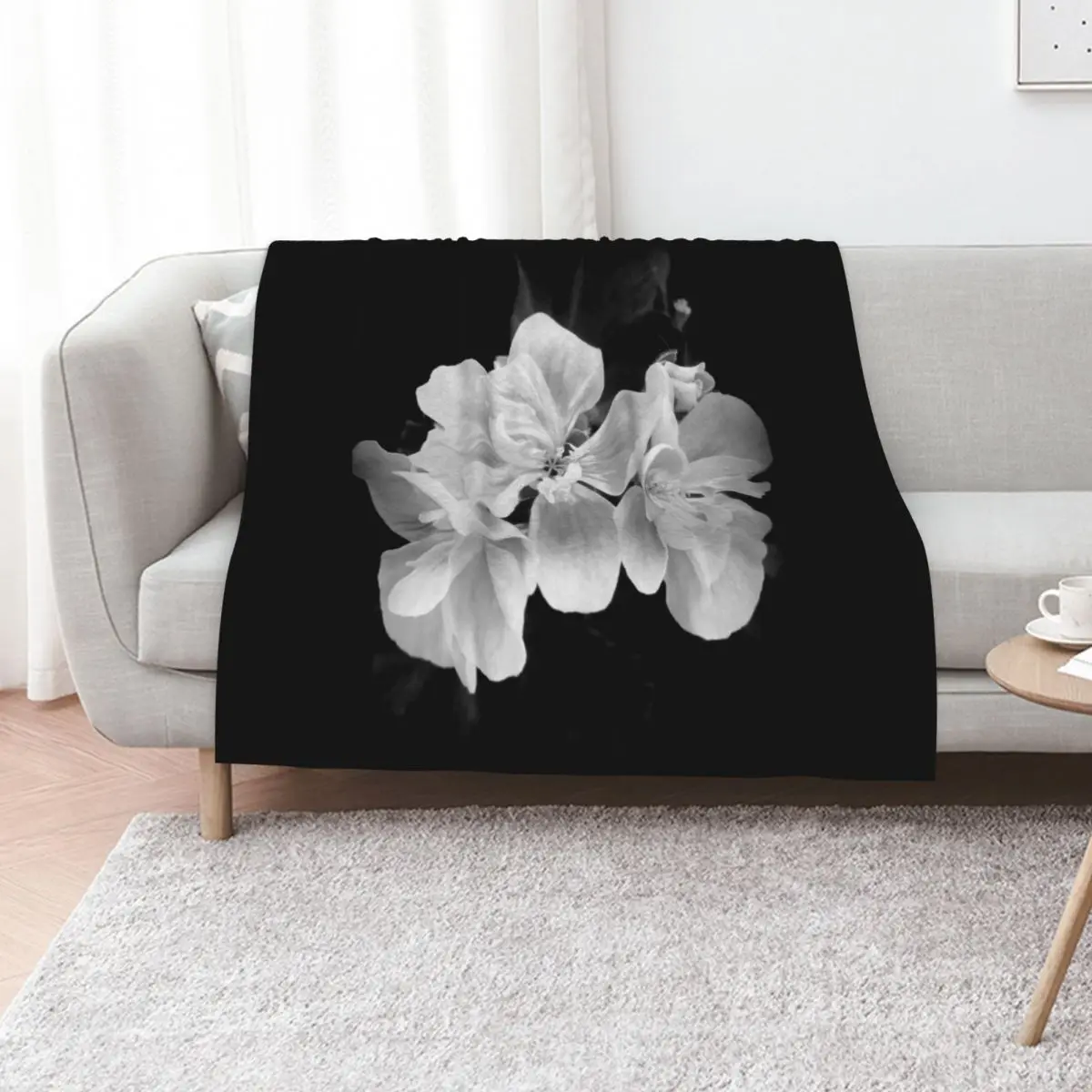 Beautiful black and white geranium flower close-up Throw Blanket Thins Sofa Thermal Plaid Cute Plaid manga Blankets