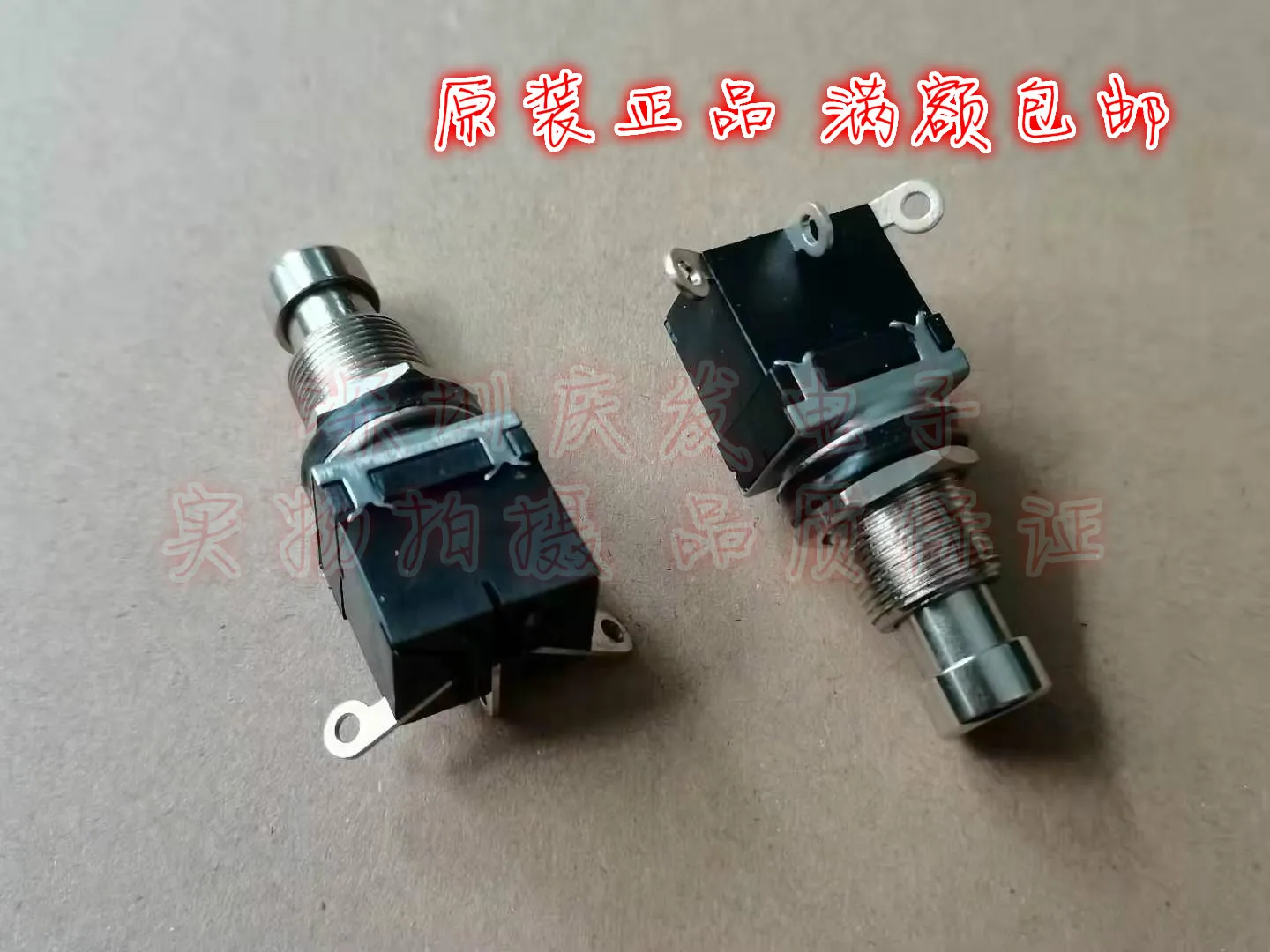 Original new 100% PBS-24-112 guitar effector foot switch SPDT button electric guitar effector unlocking instantaneous reset