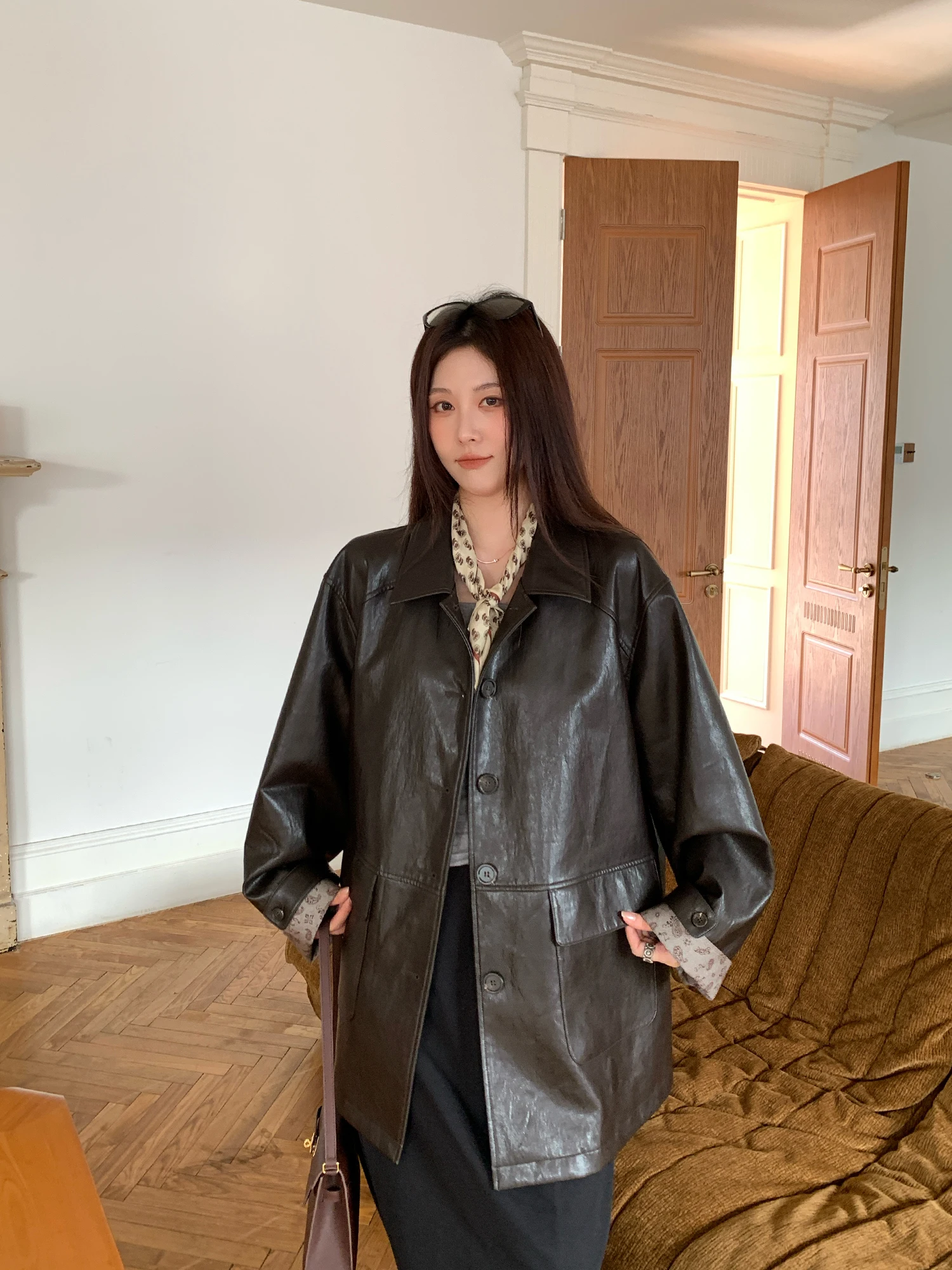 جاكيت نسائي كبير الحجم من NAZ بتصميم خريفي عصري من الجلد الصناعي والأسلاك المعدنية، بقصة فضفاضة وتصميم ريترو بألوان متعددة، بأكمام طويلة وطول عادي.