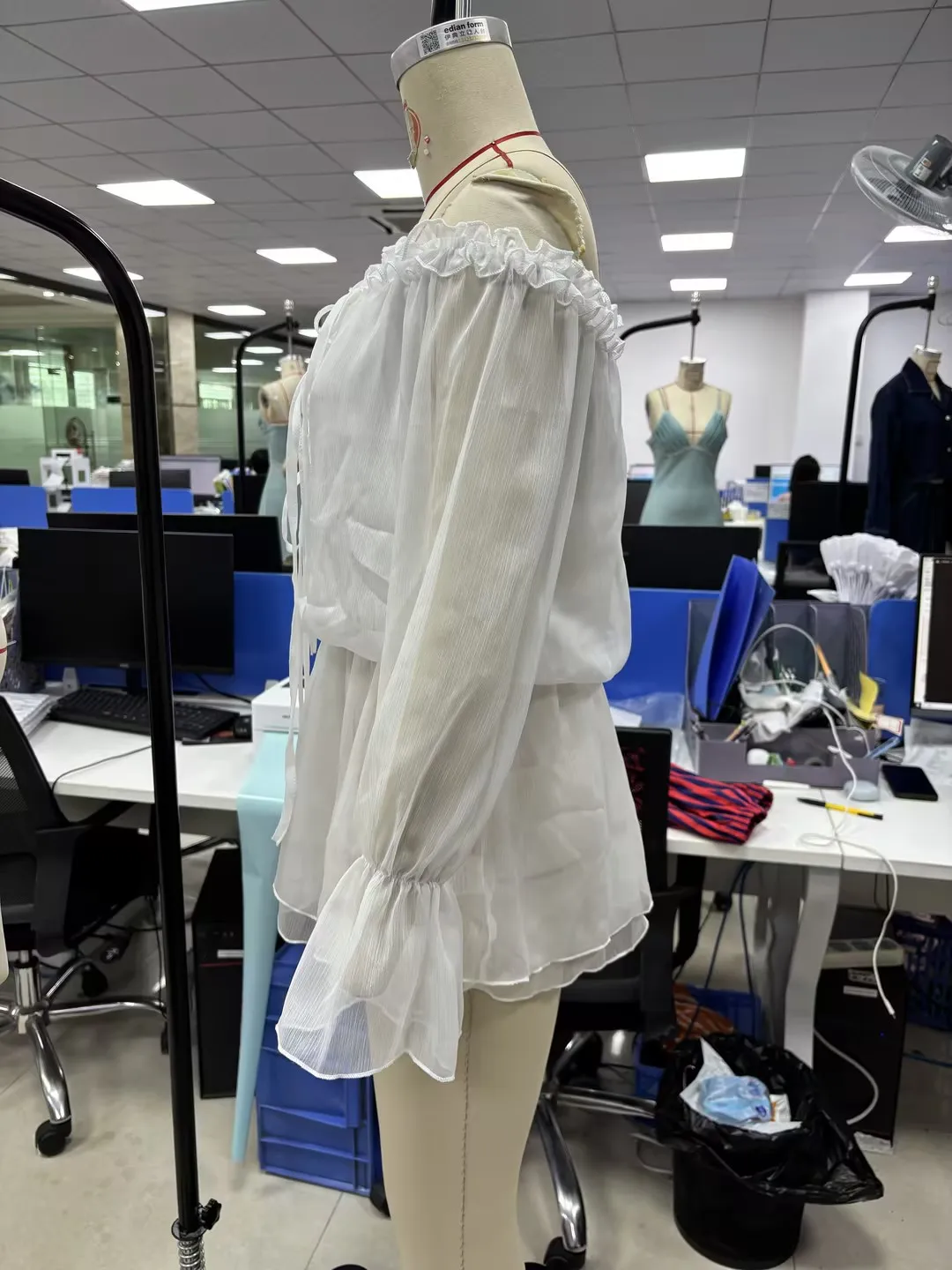 فستان نسائي أبيض مكشوف الكتفين فستان صيفي قصير مع فتحة عنق مكشكشة وأكمام واسعة فستان حفلات كاجوال للشاطئ