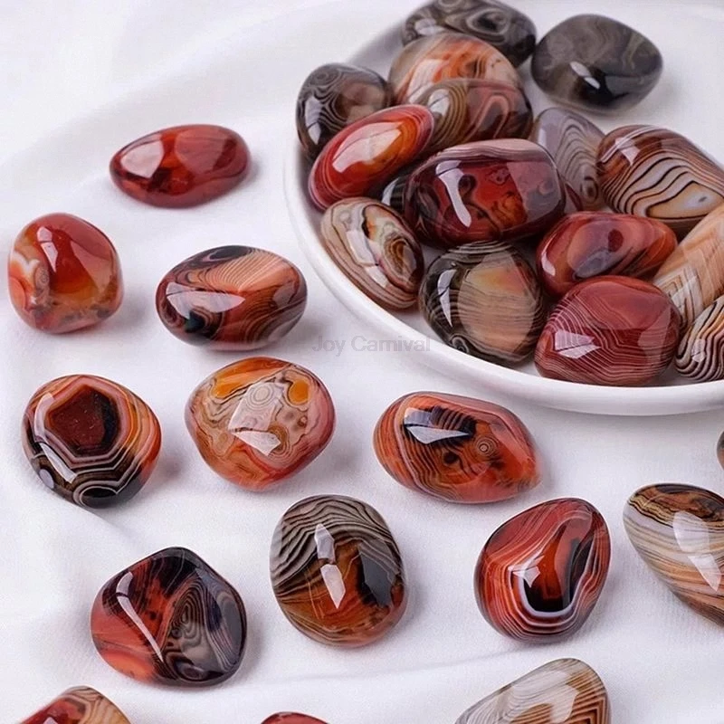 Natural stones and crystals from Madagascar can be used to decorate household items. decoraciones de jardín