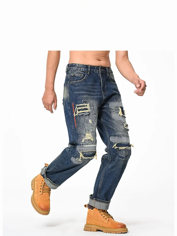 

Мужские джинсы в стиле ретро-американского стритвира, свободные, прямого кроя, с вышивкой и нашивками, из прочной хлопково-полиэстеровой смеси