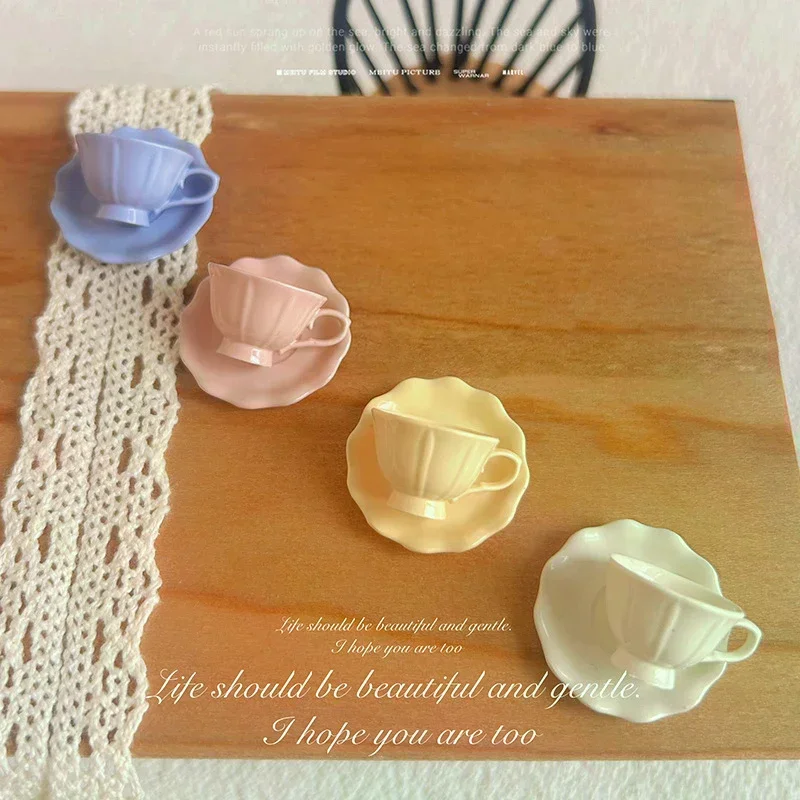 1 stks poppenhuis Franse retro mini hoge voet reliëf Mark koffiekopje met handvat miniatuur scène decoratie high-end stengelmokken