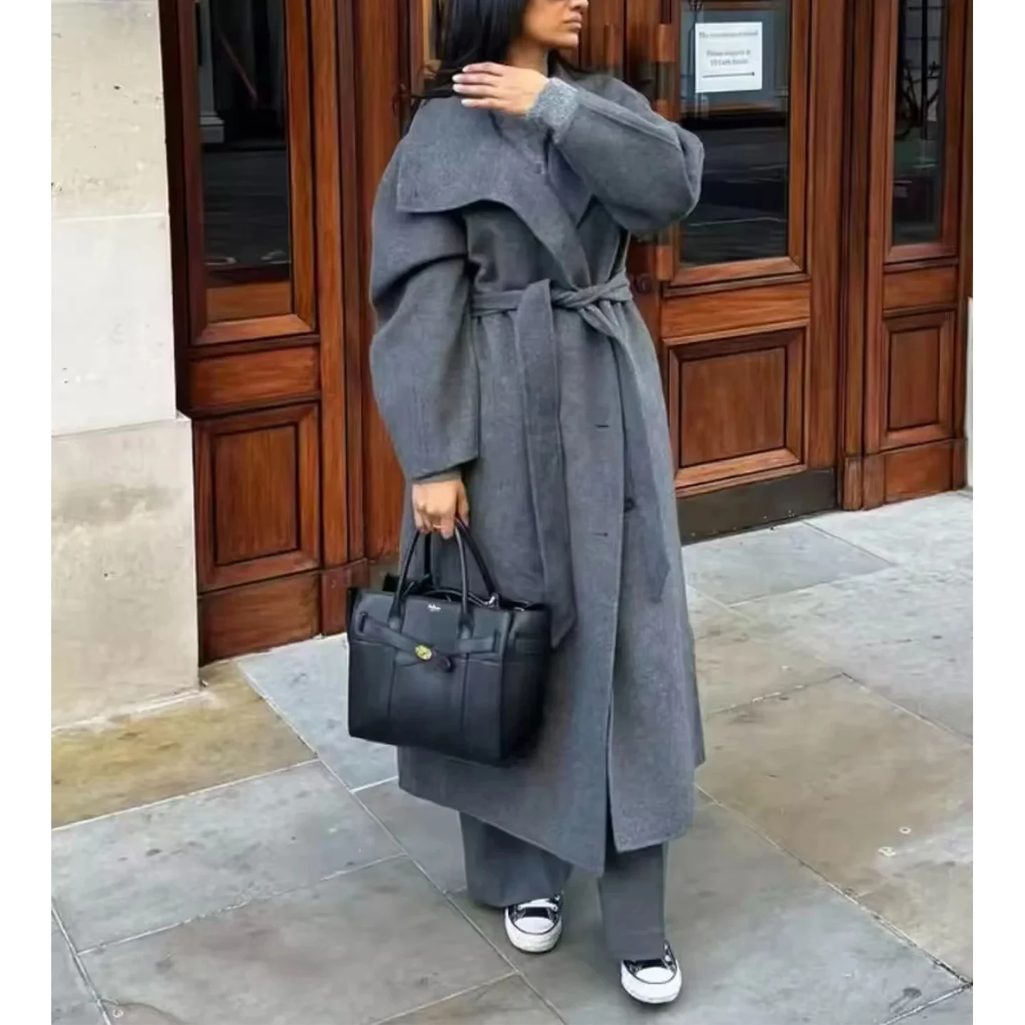 Zimowy, nowy, damski płaszcz wełniany do pracy, zapinany na jeden guzik, ze stójką, długi, z wiązaniem i paskiem, o średniej długości.