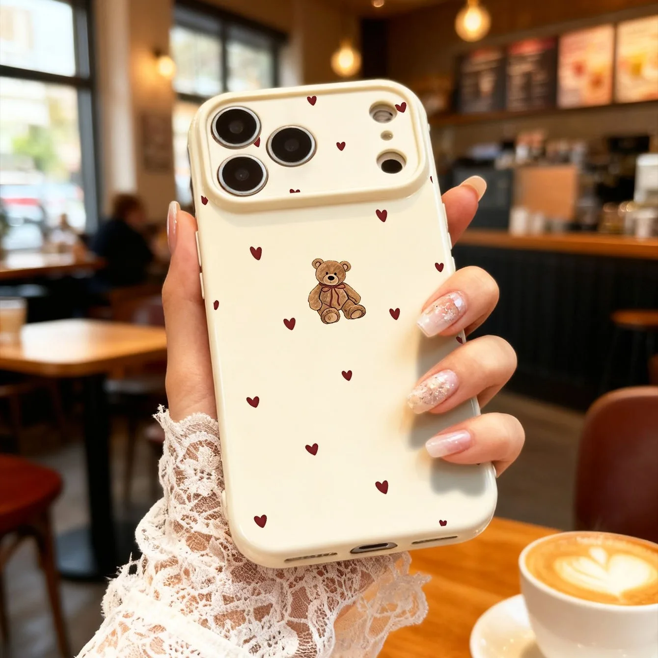 Niedlicher kleiner Bär mit rotem Herzen, einfaches und warmes 2D-Muster, seitliche Herztasche für iPhone 18 17 16 15 14 13 12 11 Pro Max Plus Hülle – Detail 5