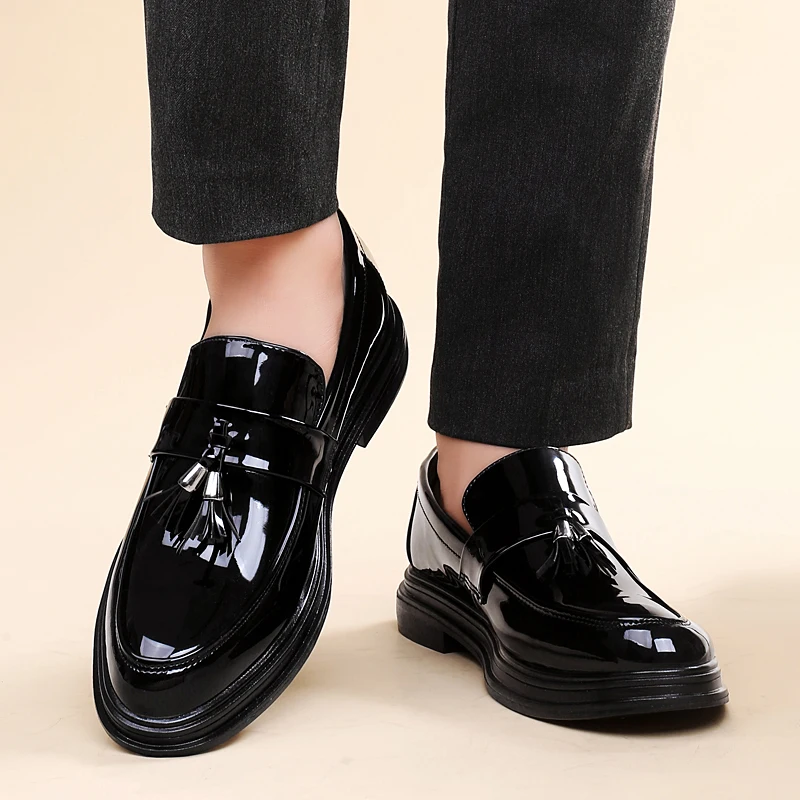 Lacquer leather men's loafers Fashionable tassel pointed style Party nightclub Outdoor leisure business men's Black shoes