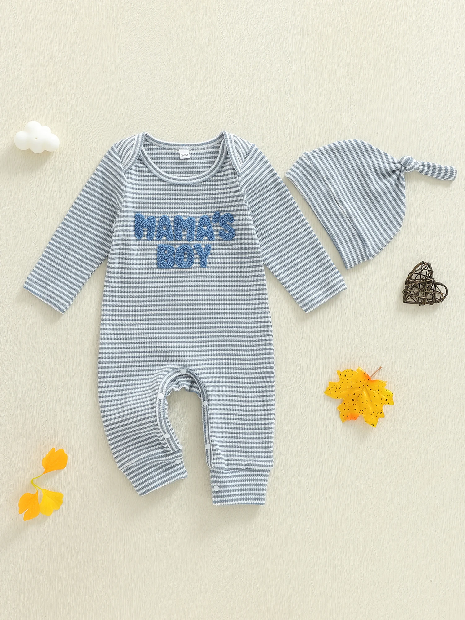 Bayi Laki-laki Musim Gugur Bergaris dengan Inisial Bordir Lengan Panjang Leher Bulat dan Topi yang Serasi untuk Tampilan yang Nyaman