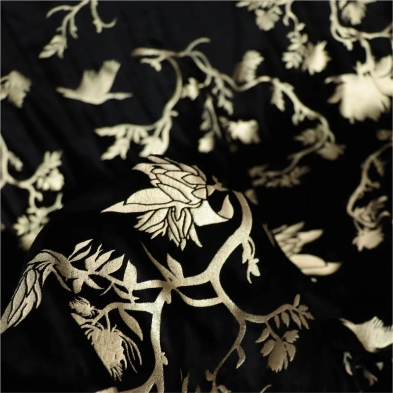 

High-quality women's fabric for shirts nightgowns and cheongsams made of woven silk gold-embossed viscose velvet