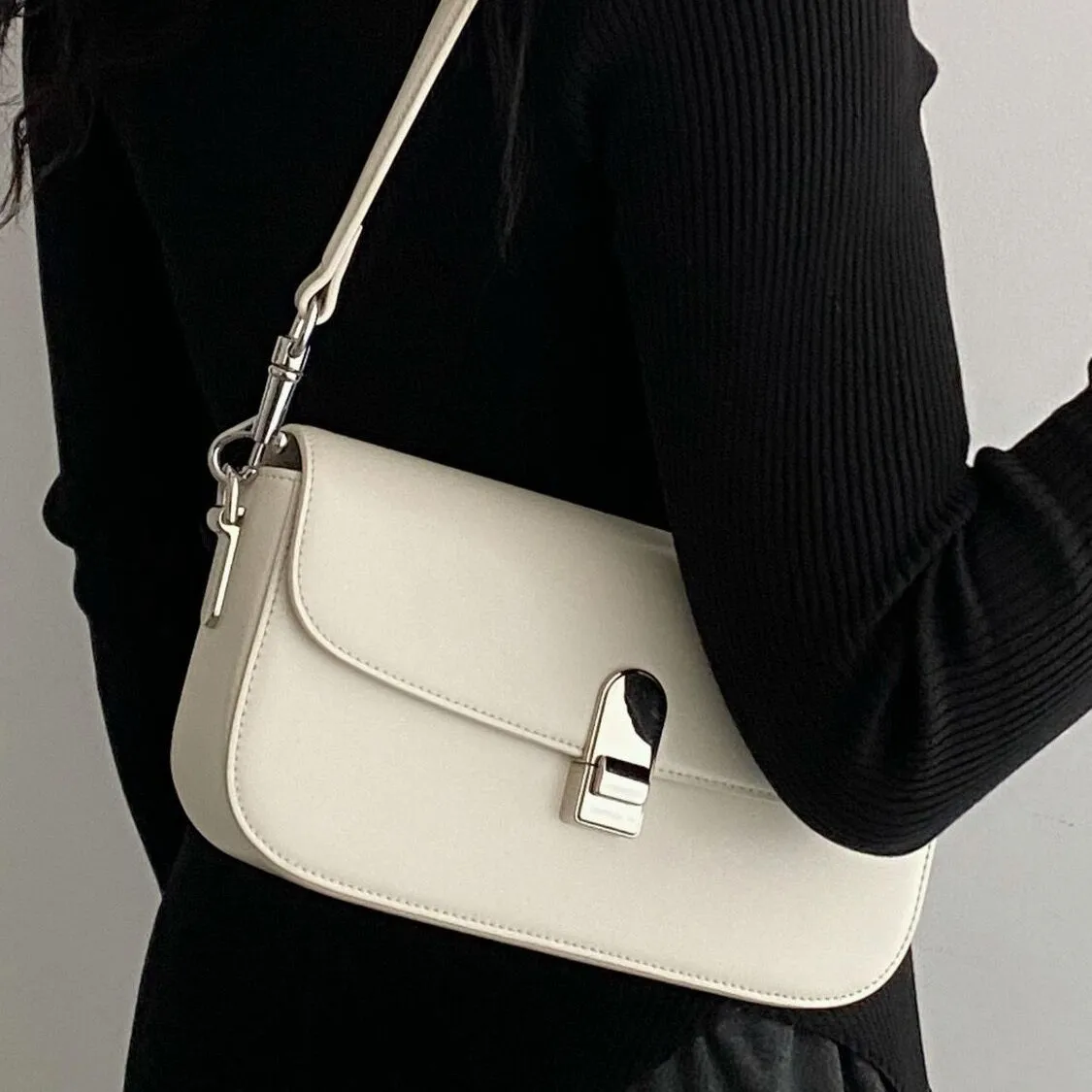 

2025 new trend, this year's popular fashion armpit stick bag, high-end texture, niche design crossbody bag
