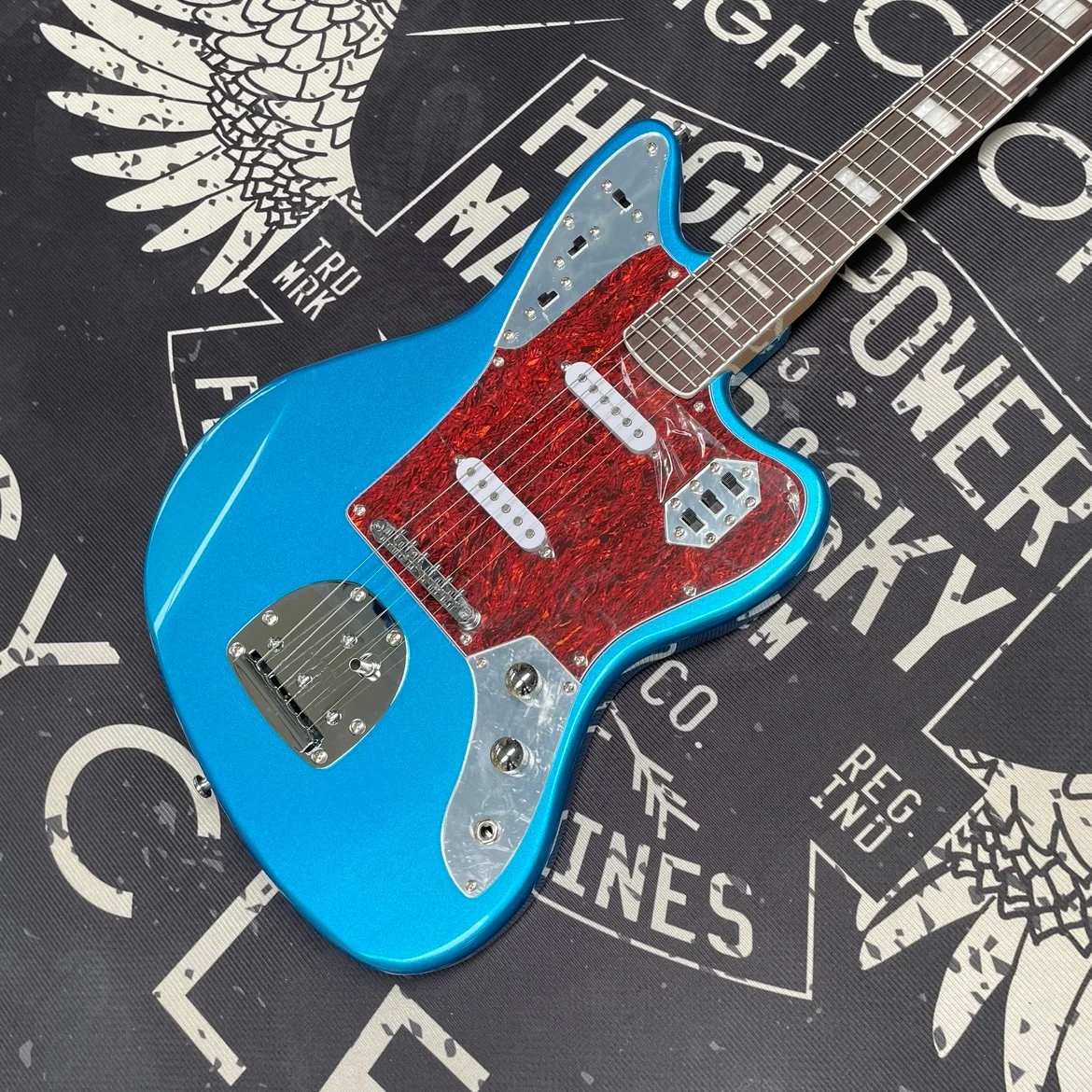 Guitarra eléctrica azul de 6 cuerdas de alta gama con pastillas SS y herrajes decorativos plateados, una guitarra eléctrica de estilo único.