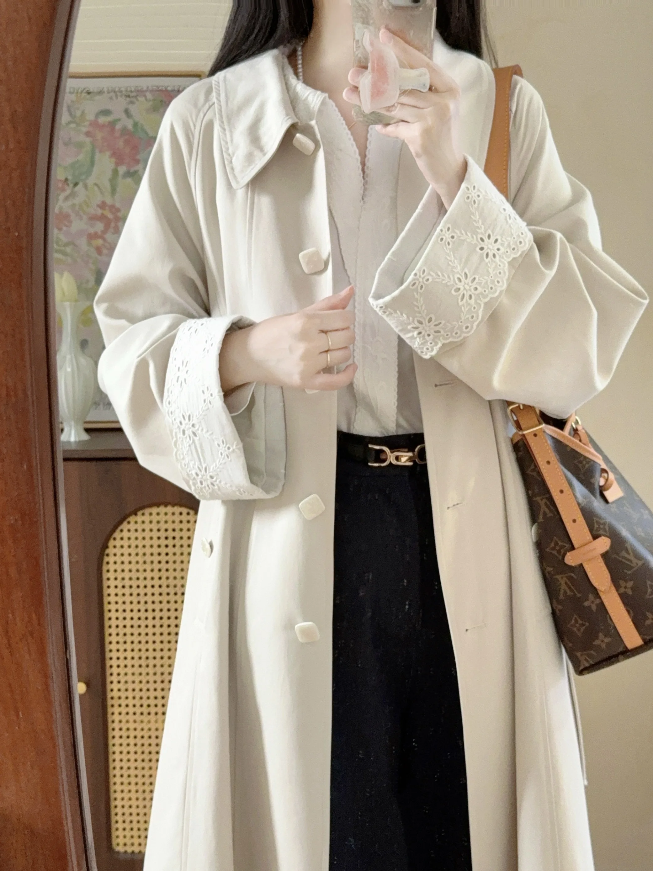 

Длинное пальто-тренч с рюшами из хлопка с лайкрой для осенних поездок на работу, однобортное, однотонное