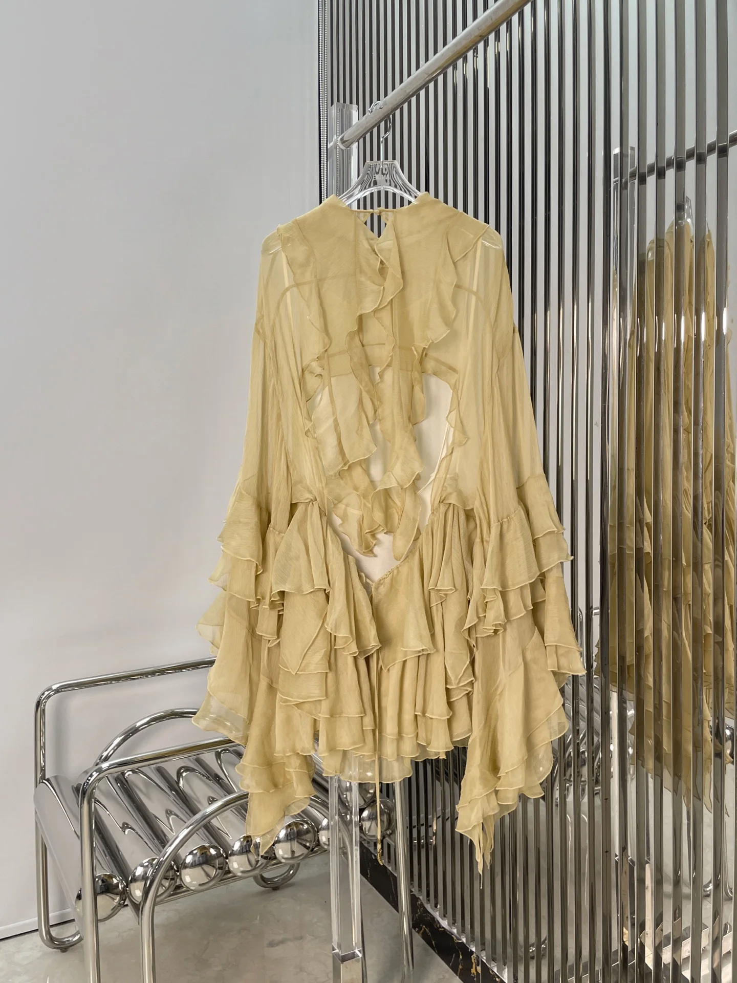 Romântico e sonhador 25 primavera/verão, estilo de férias decorativo com babados, vestido de bolo sem costas em camadas, minissaia