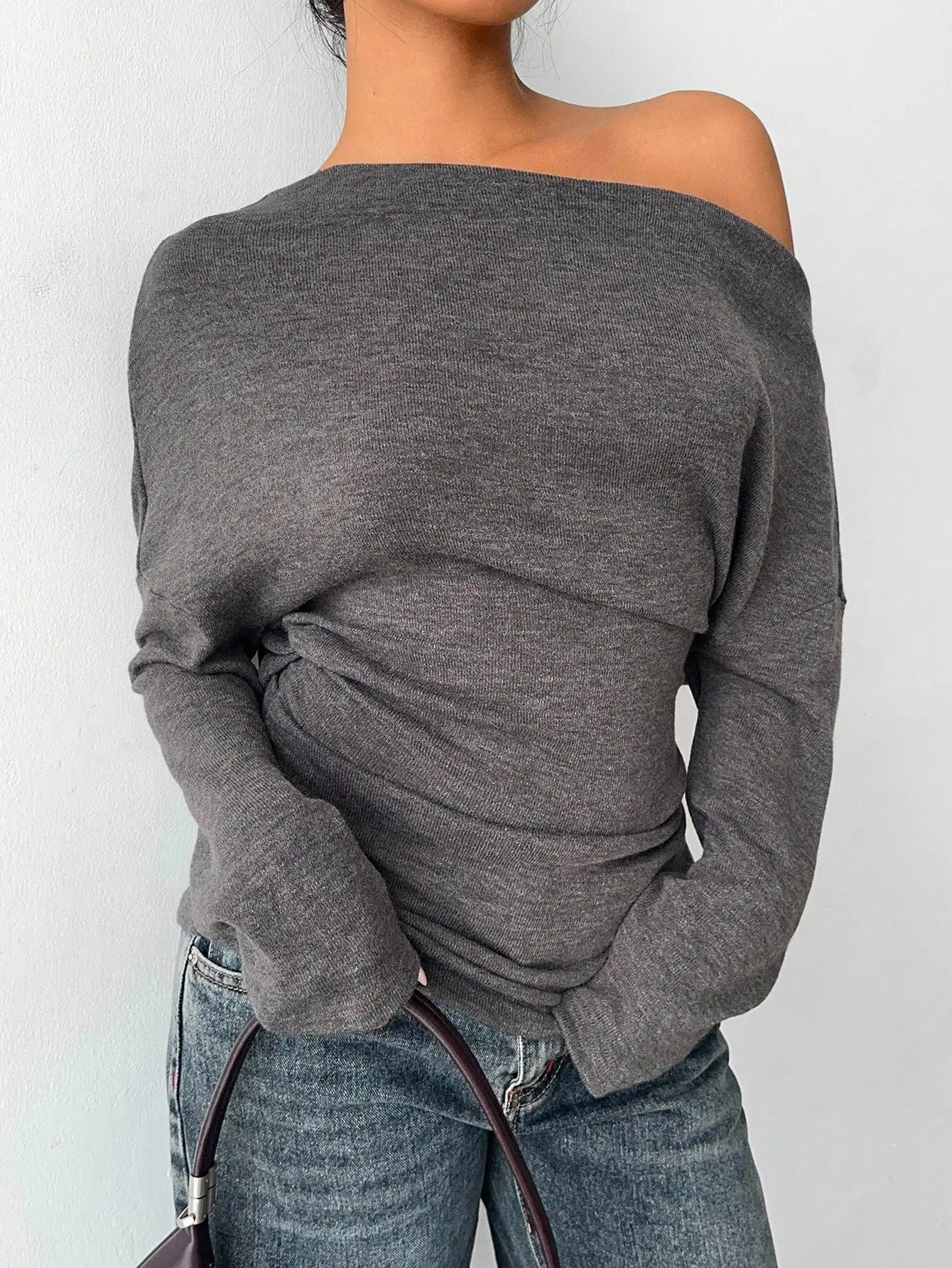 

Серая трикотажная футболка с асимметричным вырезом на одно плечо, повседневная, для работы, однотонная, осенняя, женская, деловой повседневный стиль