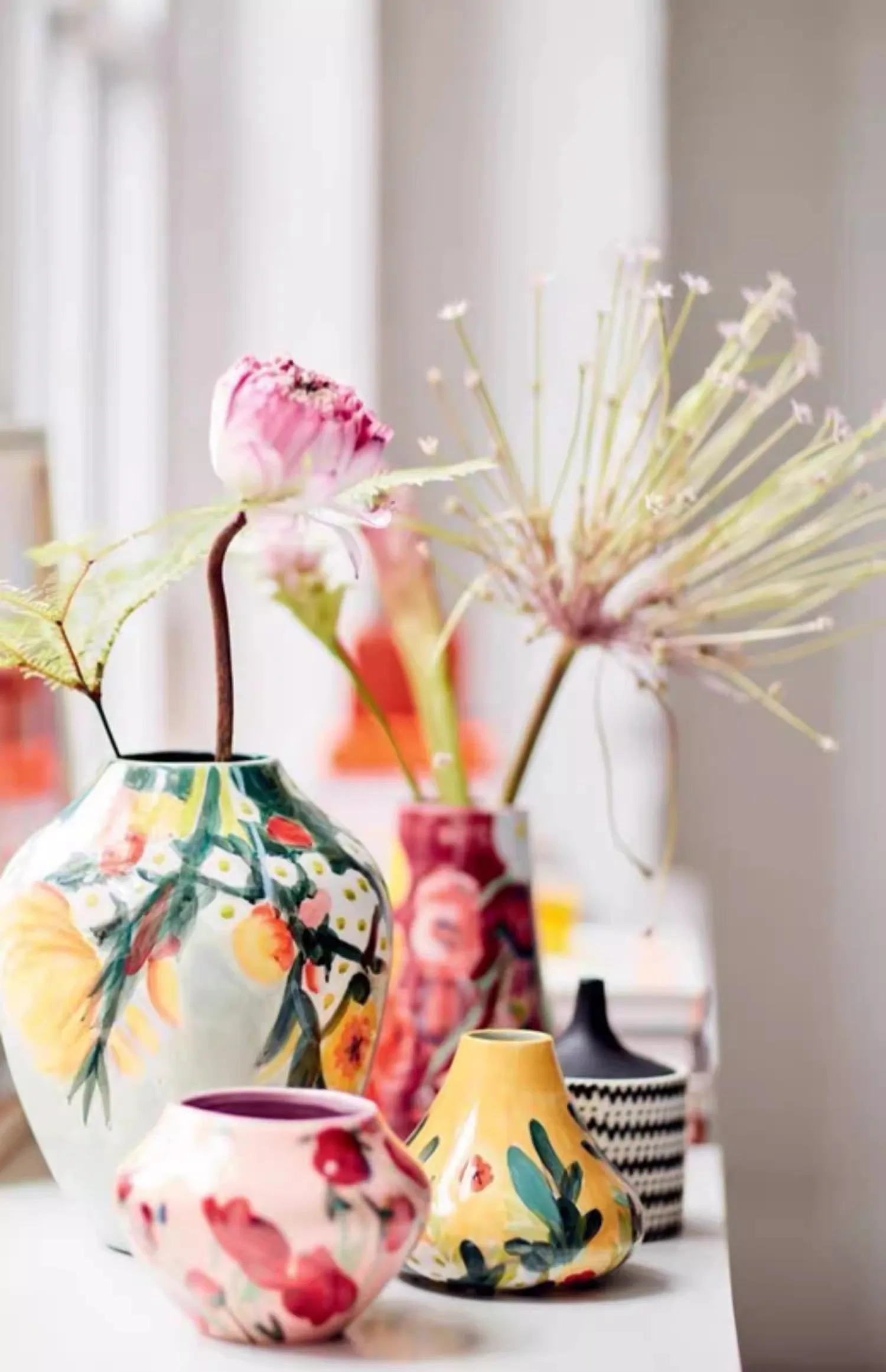 Art Decoration Hand-Painted Ceramic Vase Nordic Minimalism Style Living Room Table Ornament Small Ceramic Vase Photographic Prop