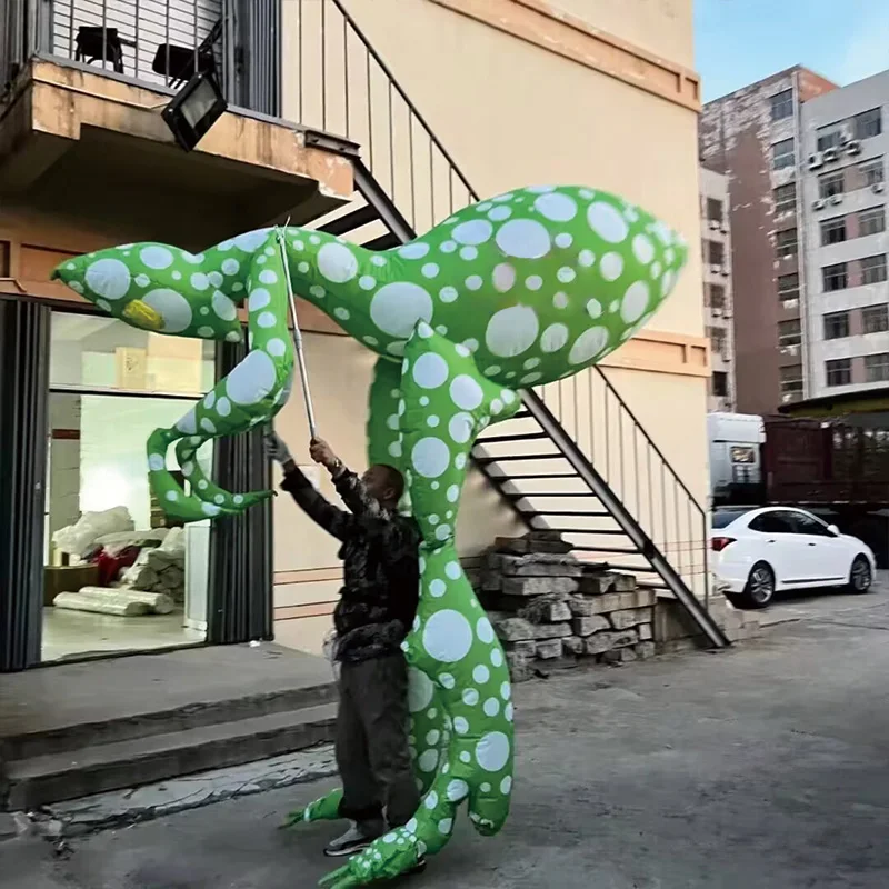 

Inflatable flower-arm mantis puppets, creative graphic air models, with blowers, promotional props for outdoor square parades