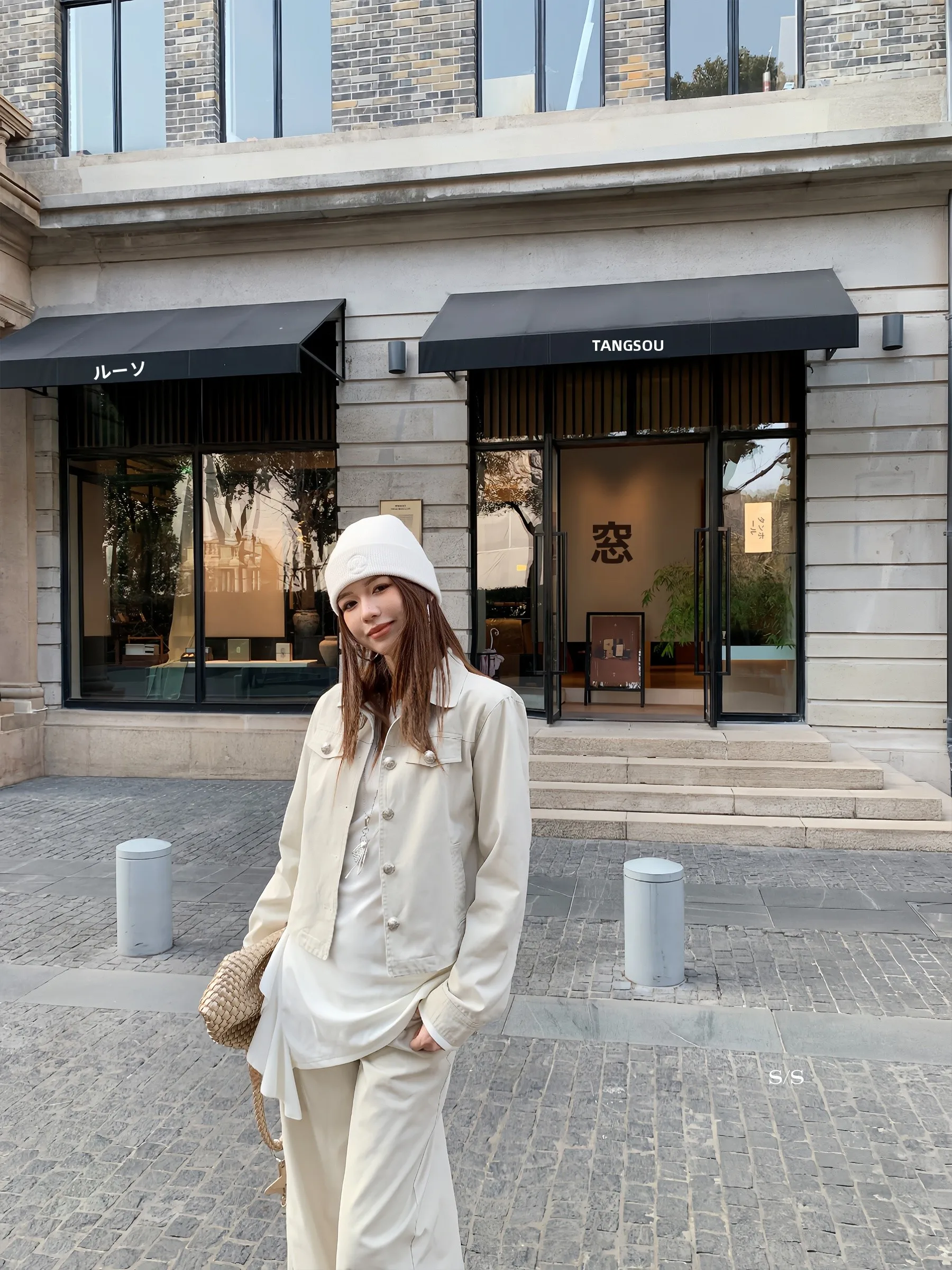 

Повседневная джинсовая куртка для женщин: модный дизайн для города, бежевый цвет, прямой крой, устойчивая к деформации.