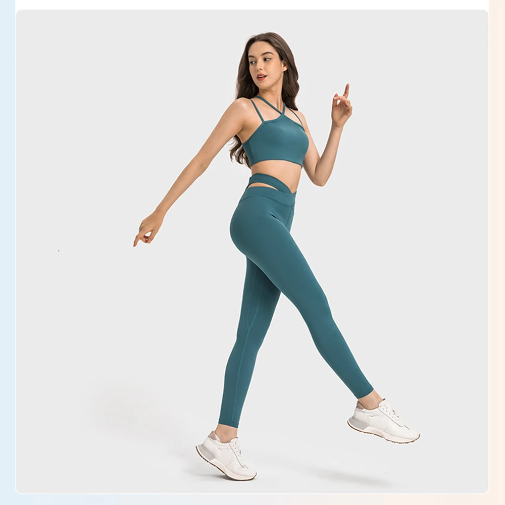 

Naked high waisted and hip lifting yoga pants paired with a hollowed out sloping waist, the same style gathered sports bra