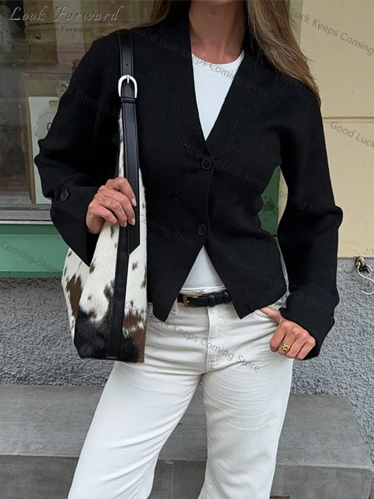 Damski kardigan z dekoltem w serek, zapinany na guziki, z długim rękawem, dopasowany, krótki sweter, moda jesień 2025, eleganckie bluzki do biura.