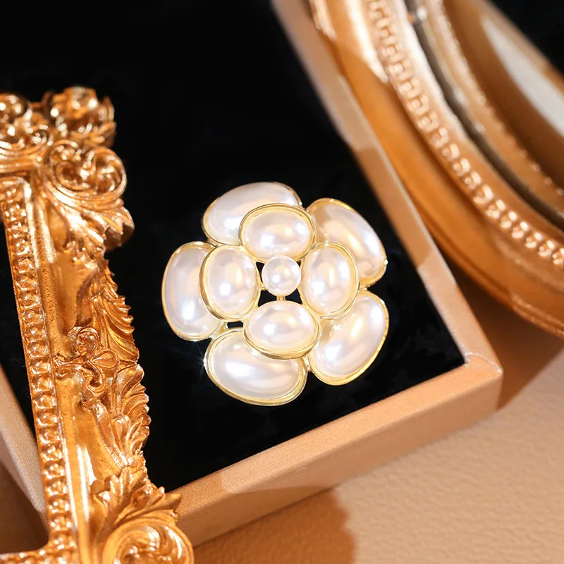 

Small Fragrant Camellia Brooch High-end Clothes Accessorie Pin Women's Coat Corsage Luxury Cardigan Pearl Buckle Badge