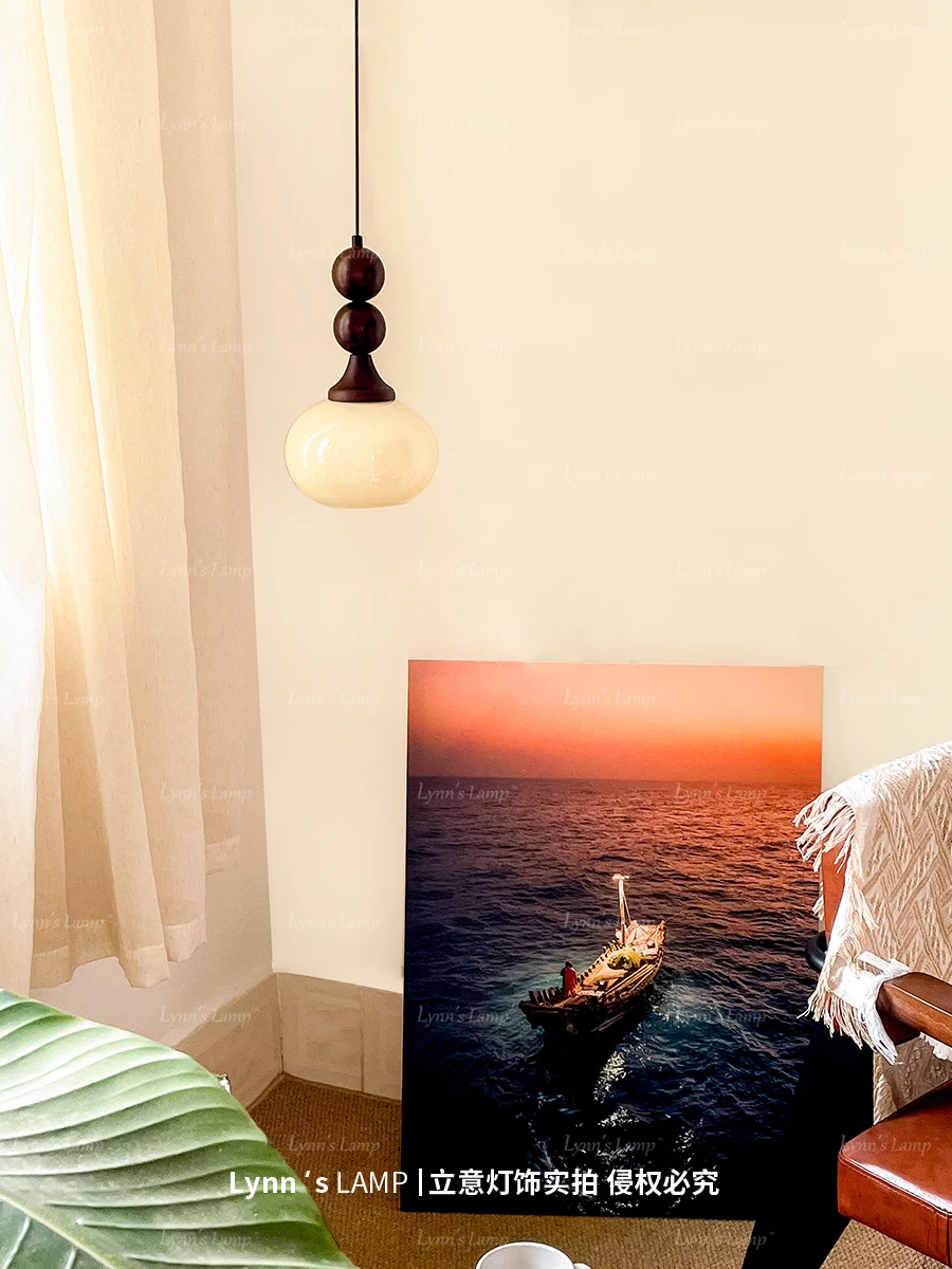 

Угловой подвесной светильник кремового цвета с прикроватным подвесным светильником из массива дерева