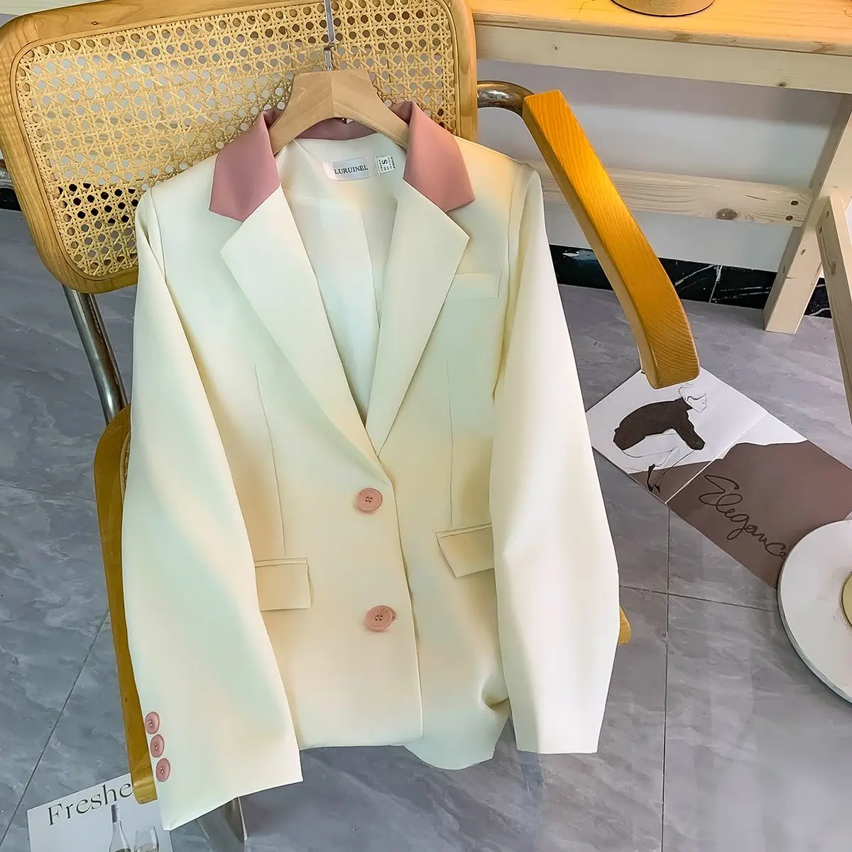 เสื้อเบลเซอร์ผู้หญิงสไตล์เกาหลี แฟชั่นลำลอง ทรงปกติ ใส่ได้ทุกวัน สีขาว เหมาะกับฤดูใบไม้ผลิ ใหม่ล่าสุด แมทช์ได้กับทุกชุด