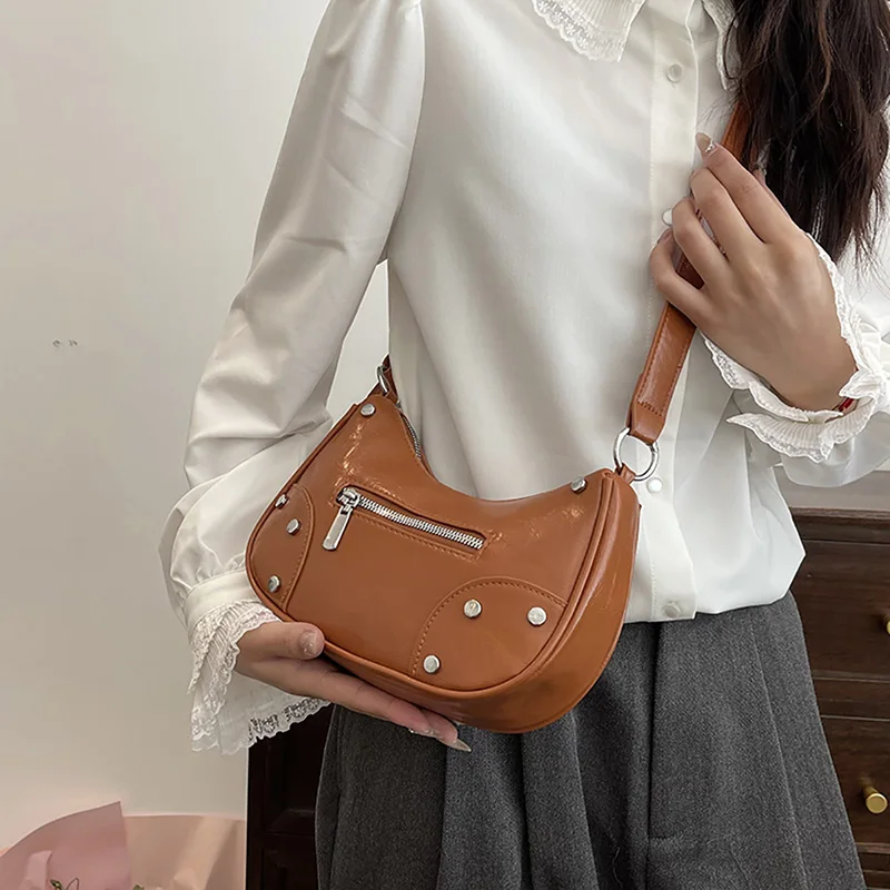 Design Sense High Street Rivet Underarm Bag Fashion Korean Spice Girls All-match Shoulder Bag 2024 New Commuter Crossbody Pack