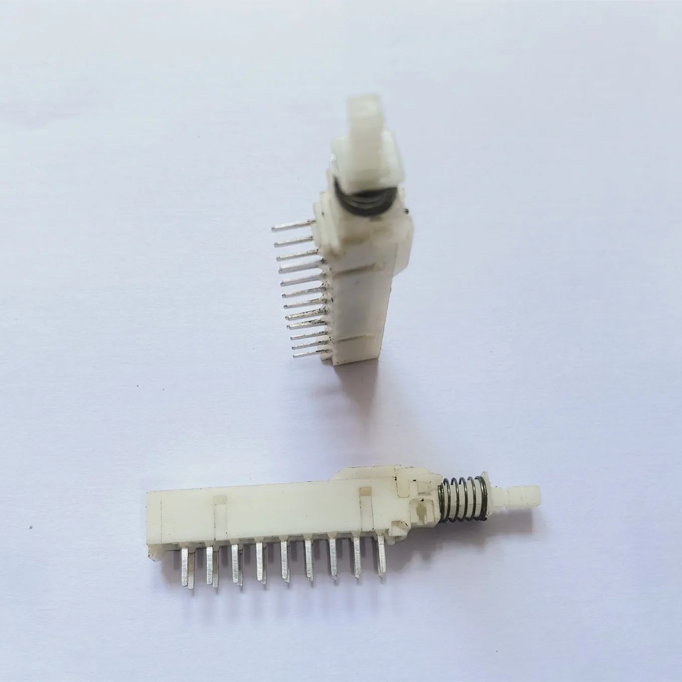 

Оригинальный новый 100% прядильный кнопочный переключатель серии, двухрядный 18-контактный самоблокирующийся переключатель, длина 66 мм