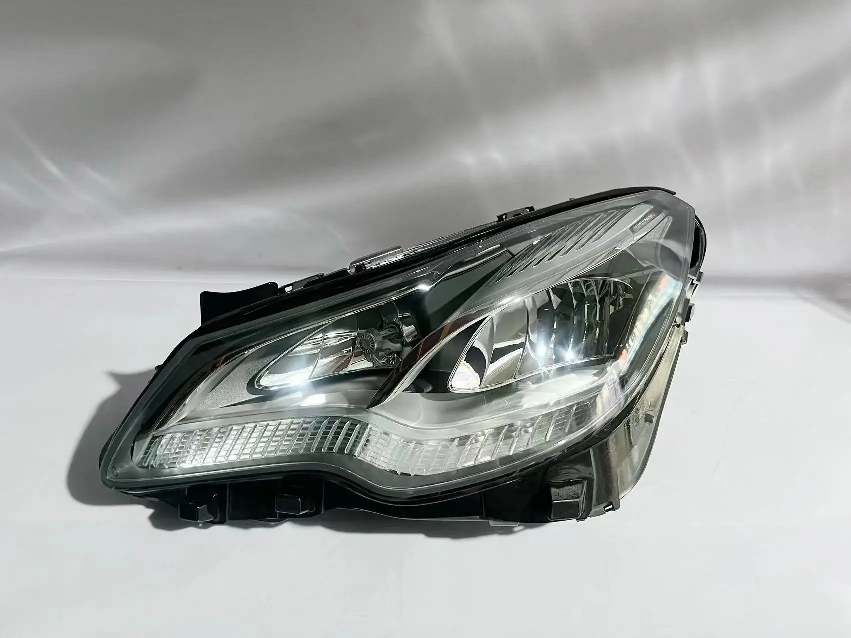 メルセデス・ベンツEクラスW207（2013-2018）用オートパーツヘッドライトW207ハロゲンヘッドライト