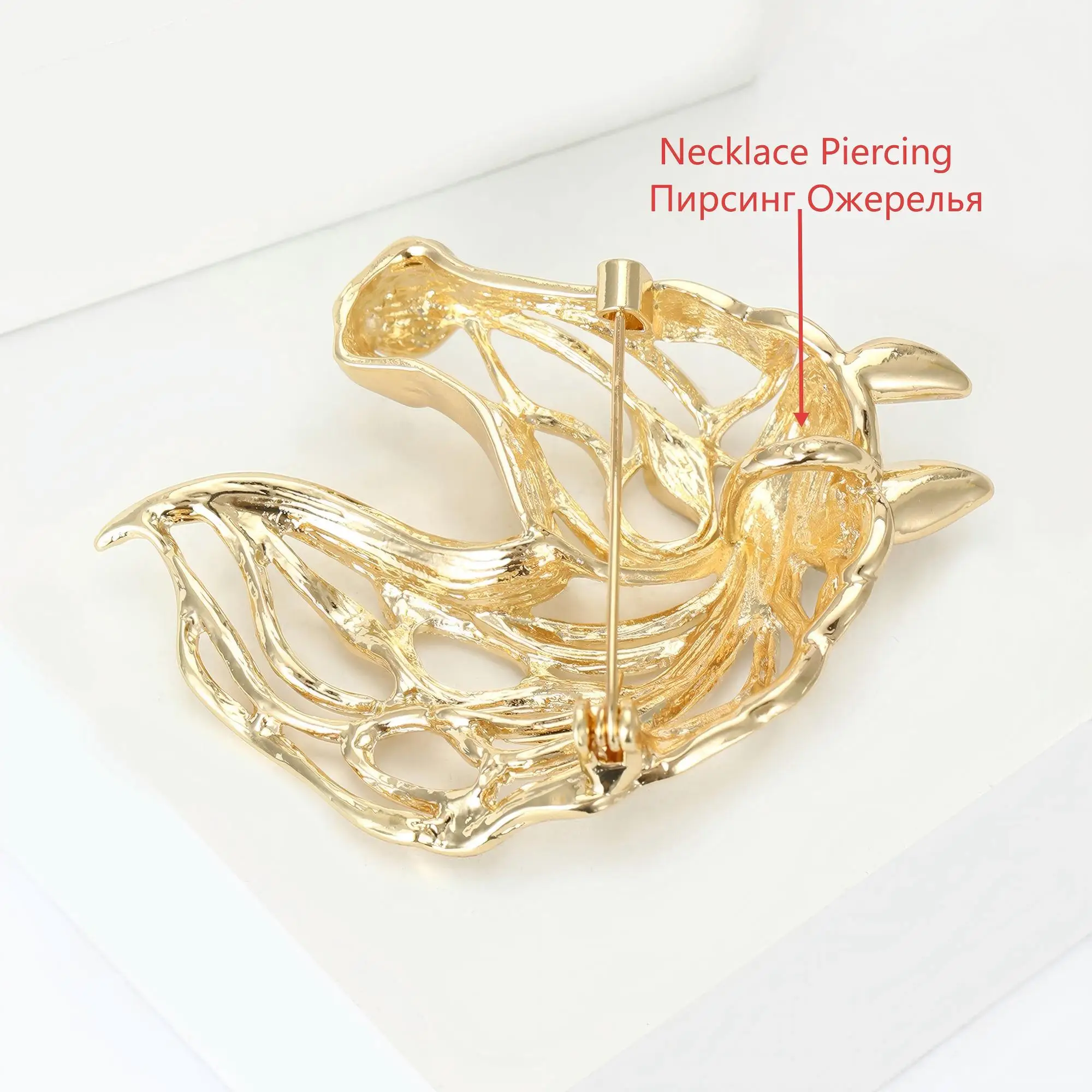 Beaut&Berry New Year Gifts Horse Brooches for Women Christmas Decorations Can Be As Necklace Party Holiday Jewelry Accessory