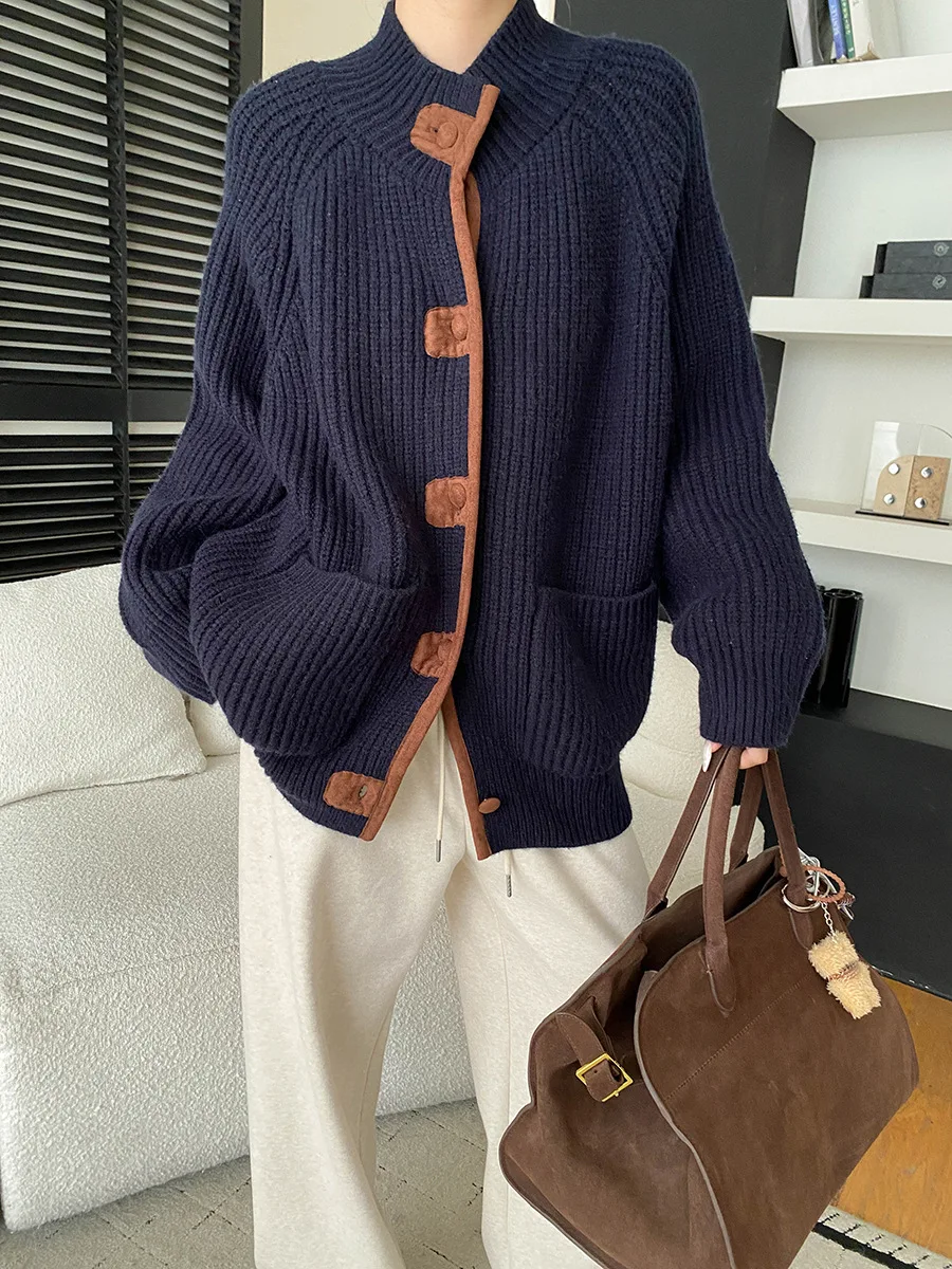 

Relaxing atmosphere French contrasting splicing semi high neck loose thick needle thick knit cardigan