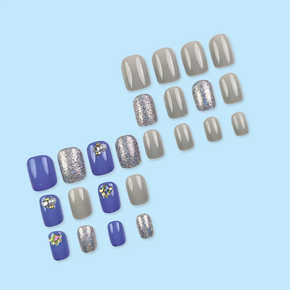 24個入り ソリッドブルー＆グレーのプレスオンネイル、シルバーグリッター＆ラインストーンアクセント付き、ミニマリストスタイル、ショートコフィンシェイプ