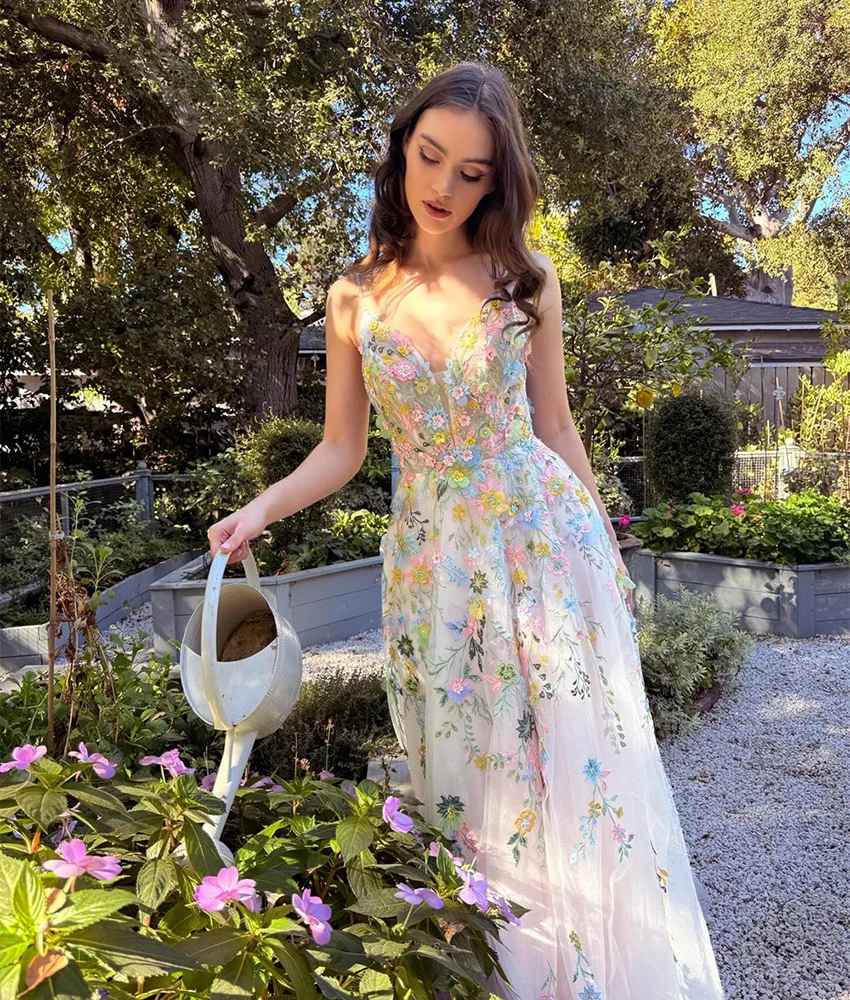 Maßgeschneiderte sexy Tüll A-Linie Spaghettiträger Applikationen Blumen Kristall Abendkleid Exquisite Schatz Promi-Kleider