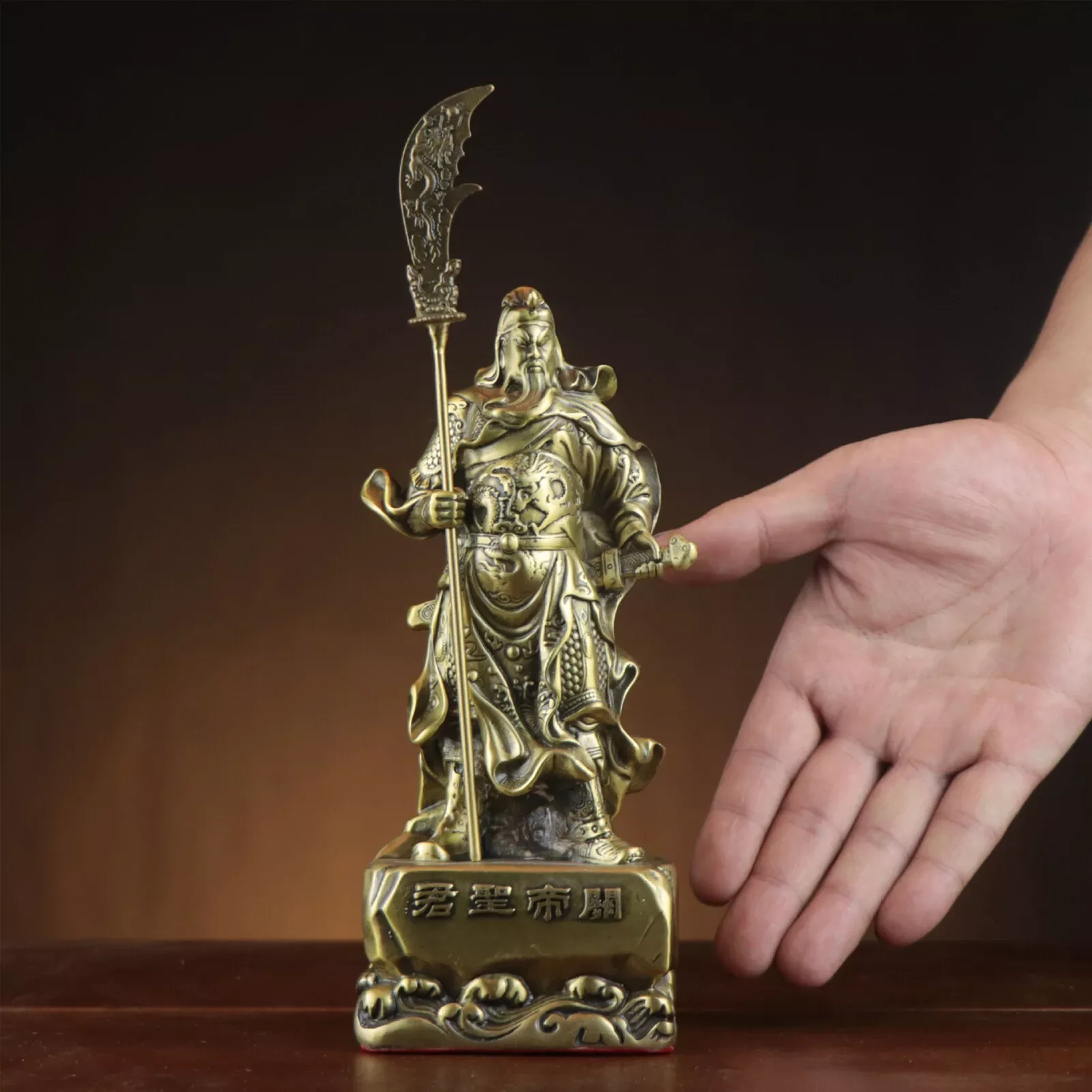 

Retro Bronze Sculpture Renowned Chinese Figure Guan Gong Guan Yu Statue Decor