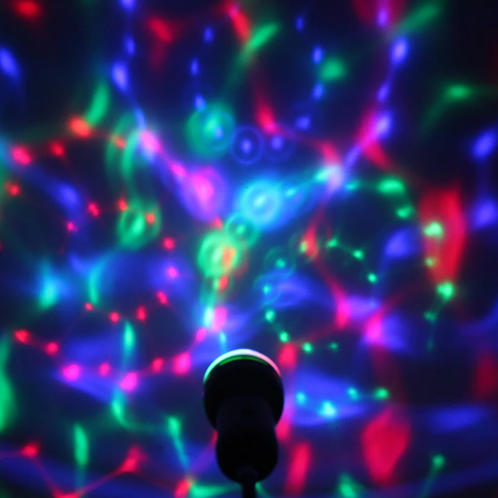 หลอดไฟ LED RGB หมุนได้สำหรับปาร์ตี้ดิสโก้ปาร์ตี้พร้อมฐาน E27หลอดไฟแฟลชเปลี่ยนสีได้หลายสีไฟเวทีคริสตัล (สุ่มสีแบบสุ่ม