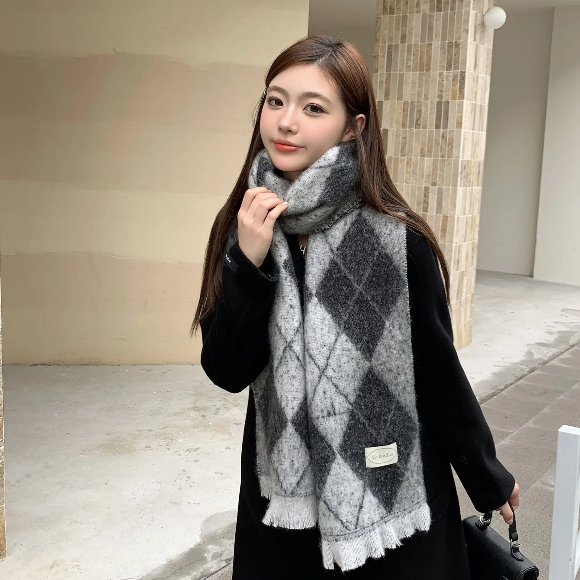 2024 New Retro Brushed Edge Diamond Imitation Cashmere Women's Scarf Fashion Contrast Jacquard Outer Cover Cold resistant Shawl