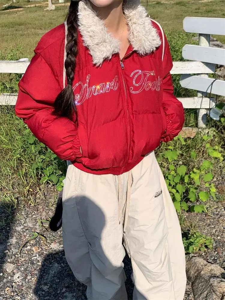 เสื้อโค้ทสไตล์อเมริกันย้อนยุคสำหรับผู้หญิง แขนยาว พิมพ์ลายตัวอักษร สไตล์ลำลอง อุ่นสบาย สีแดง แฟชั่นฤดูใบไม้ร่วงและฤดูหนาว