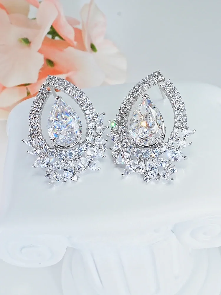

Luxury and fashionable niche design with 925 sterling silver drop earrings inlaid with high carbon diamond wedding jewelry