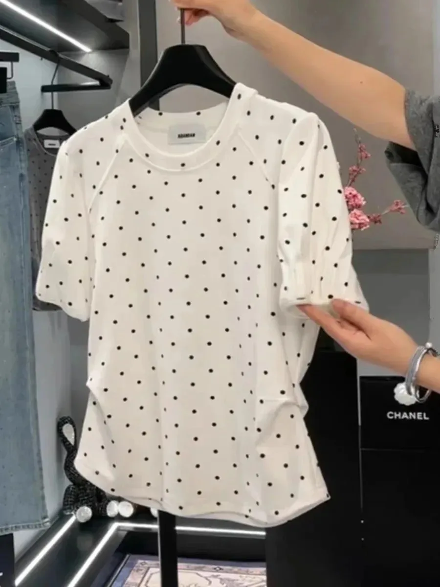 Camiseta de lunares para mujer, manga corta, cuello redondo, corte entallado, diseño Vintage dulce y picante, hombro redondo único, moda Wh5