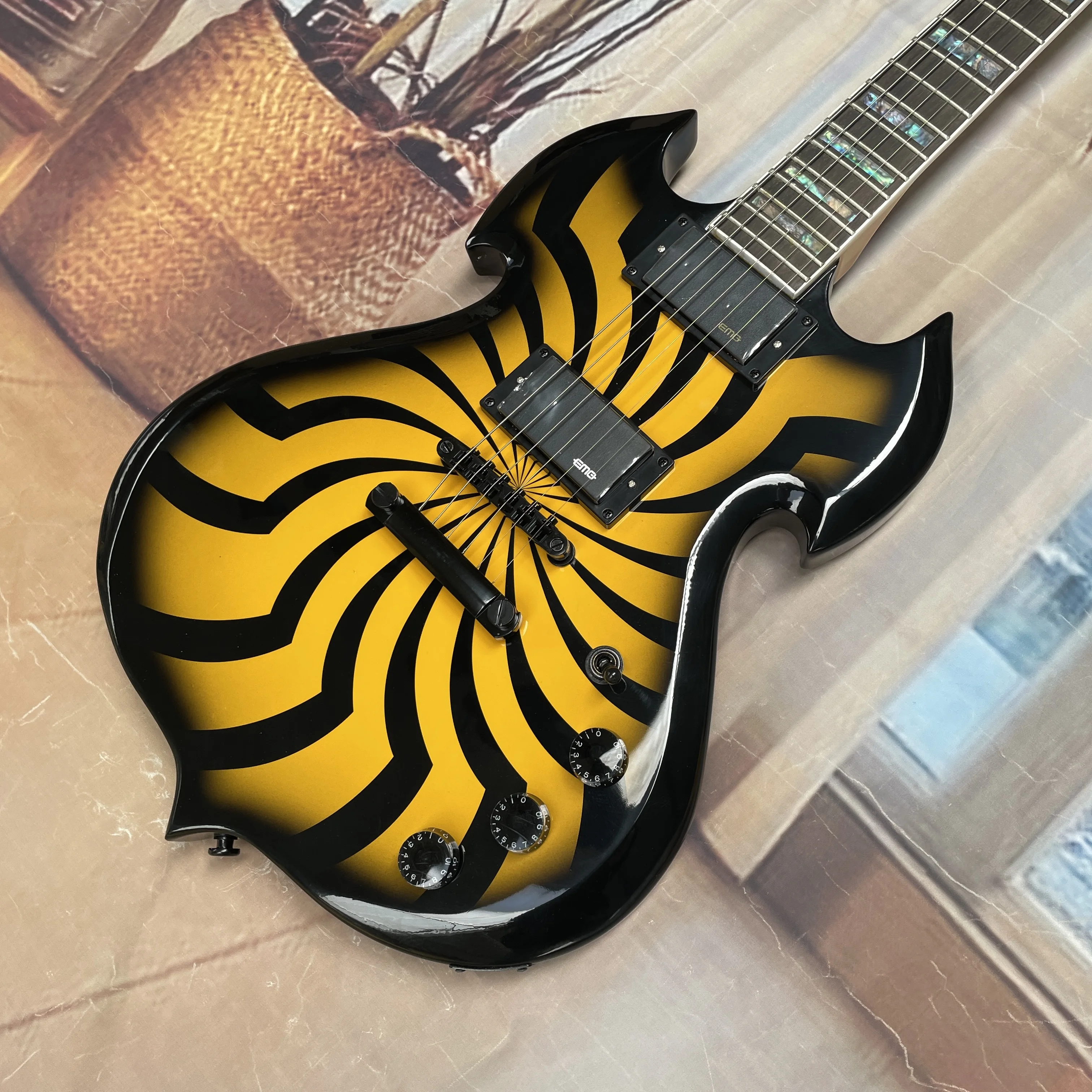6-string electric guitar, high-visibility yellow and black spiral-coated guitars, smooth-playing heavy metal guitarra