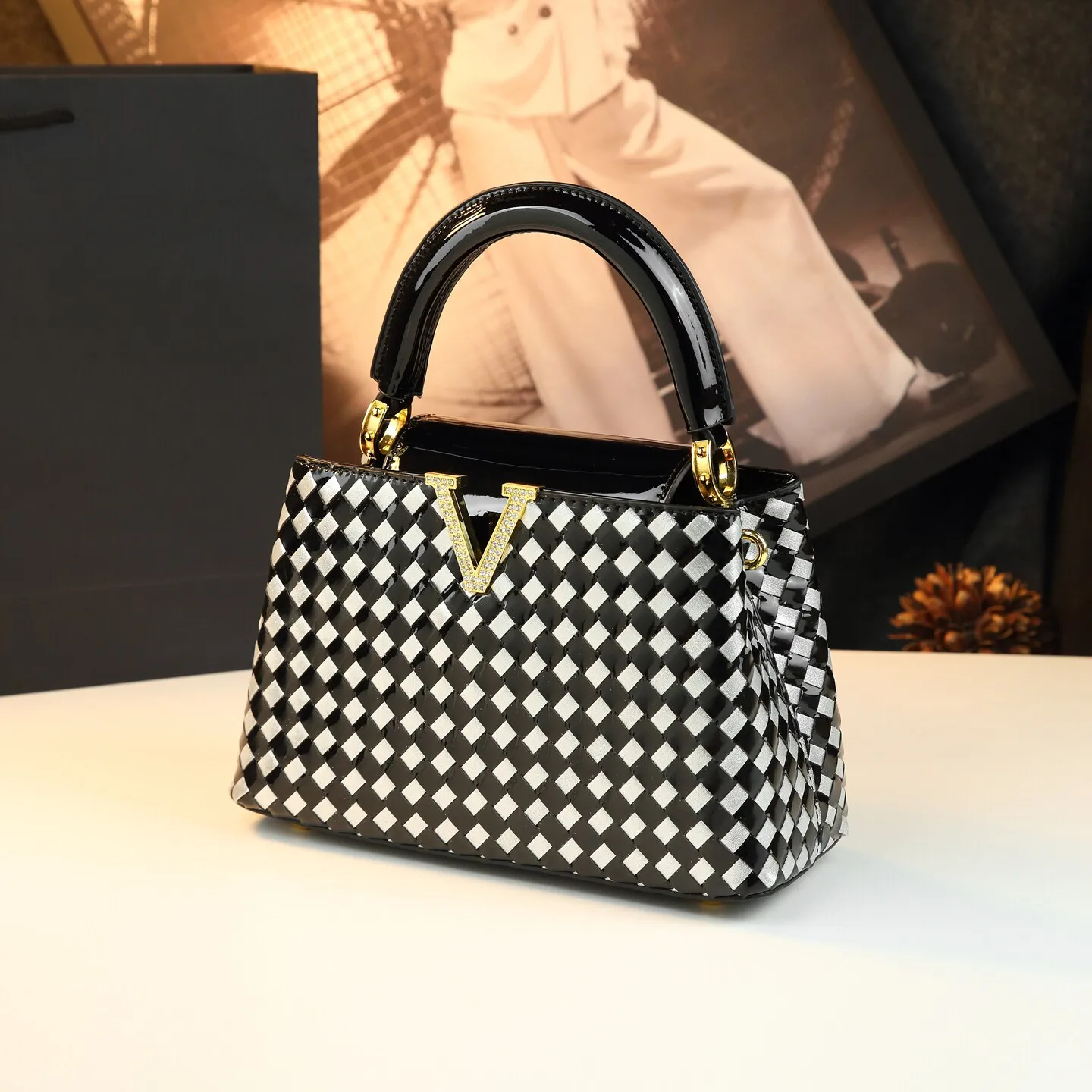 2026 New Genuine Leather Women Bag Woven Handbag Luxury Fashion Shell Shoulder Bag Fashion Commuter Messenger Bag Versatile