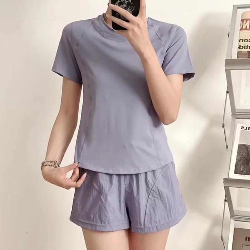 

Женский спортивный комплект для йоги, быстросохнущая футболка с короткими рукавами, спортивные шорты, подходит для бега, фитнеса, повседневная дышащая спортивная одежда