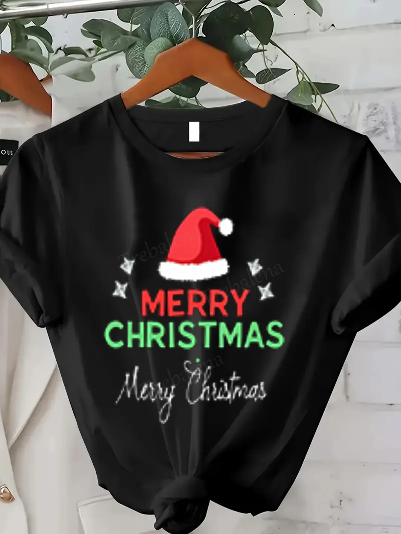 Damska koszulka z okazji Świąt Bożego Narodzenia z motywem czapki Świętego Mikołaja - świąteczna i seksowna