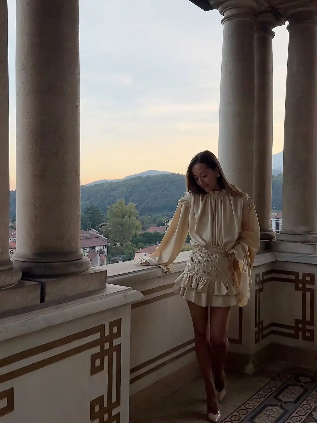 Sukienka mini z plisowanej satyny, damska, modna, z rozkloszowanymi rękawami, okrągły dekolt, podkreślająca talię, krótka sukienka, idealna na wakacje i imprezy.