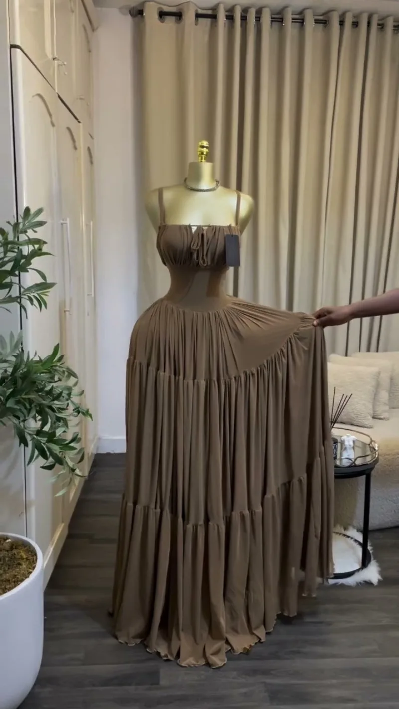 Elegantes Sommer-Korsettkleid mit Spaghettiträgern für Hochzeitsgäste, Brautjungfern und Partys, Langes Abendkleid mit Stufen und Falten – Detail 14
