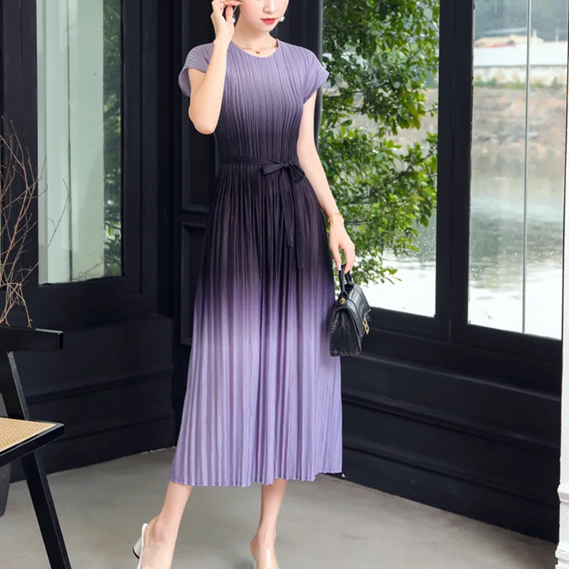 2024 Summer O-Neck Short Sleeve Women's New Fashion Pleated Round Neck Panel Gradient Color Slim Fit Dress Medium Length