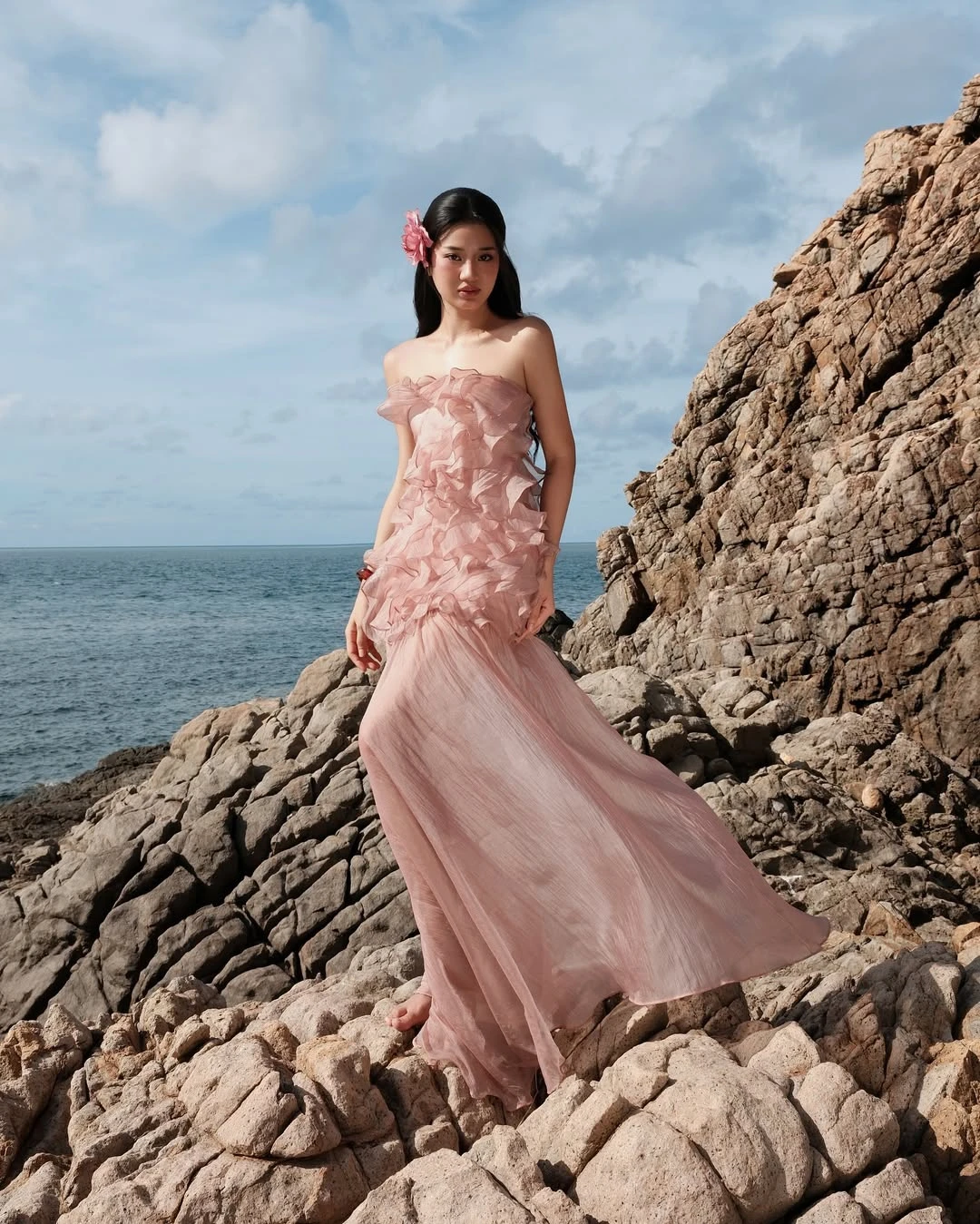 Robe longue en mousseline de soie à volants, sans bretelles, avec détails floraux, pour la plage, la fête de mariage, tenue de soirée, longue et fluide