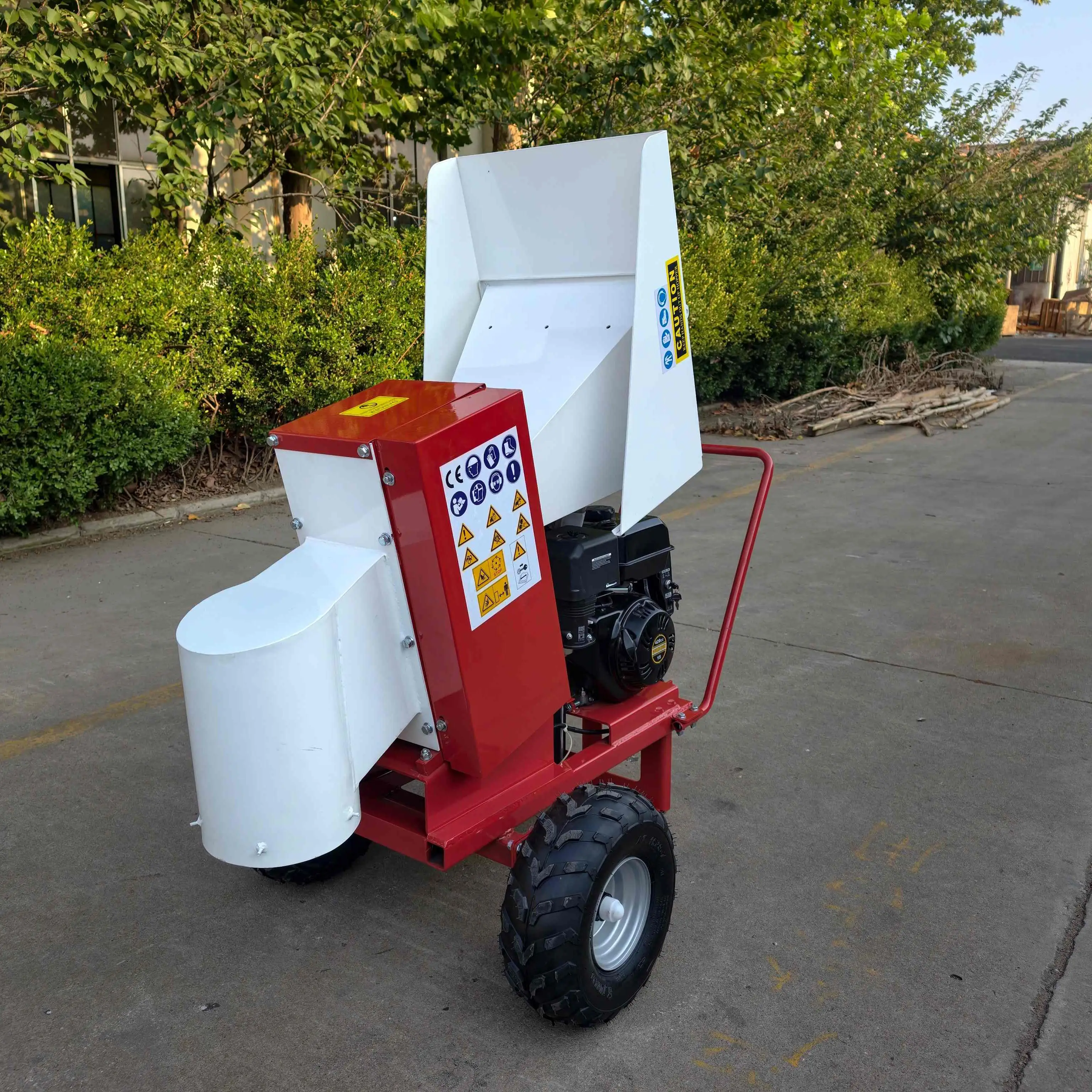 Trailer Mounted 15HP Petrol Wood Chipper Machine CE Approved Branch Shredder Mobile Drum Type Tree Branch Wood Shredder