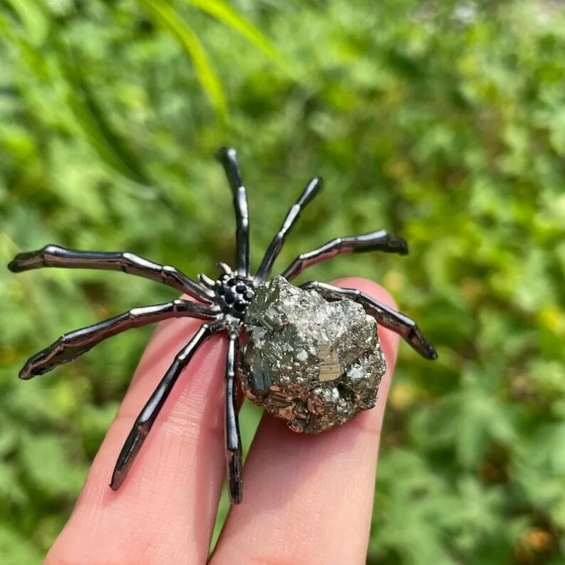 

1pc Natural Pyrite Spider Quartz Spider Hand Carved Home Decoration Cryatal Gifts DIY Natural Stone Charming Desk Decor For Home